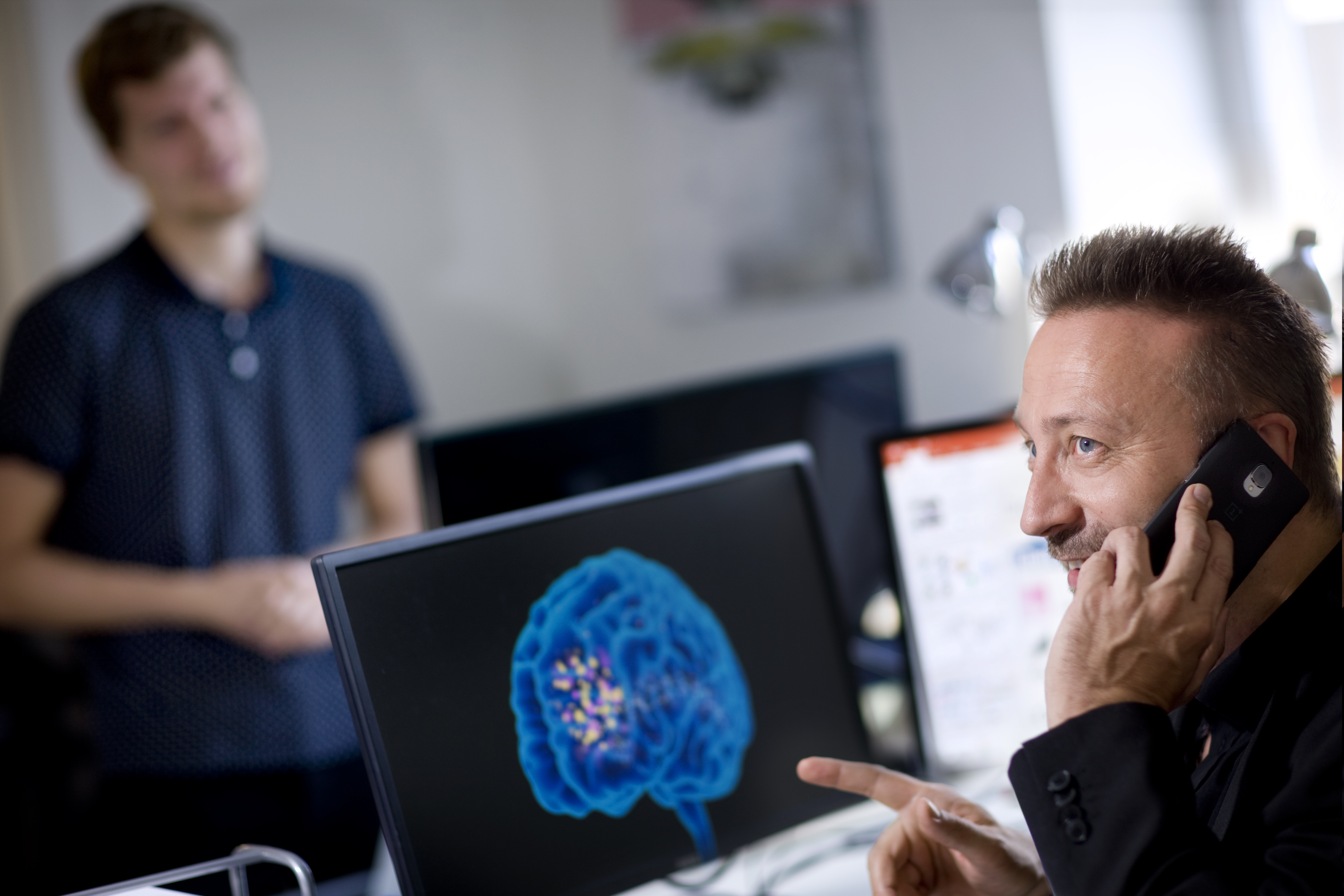 Hjerneforsker Thomas Z. Ramsøy forteller at hjernen sløves av multitasking. Faktisk blir du mindre effektiv og mer ukonsentrert.