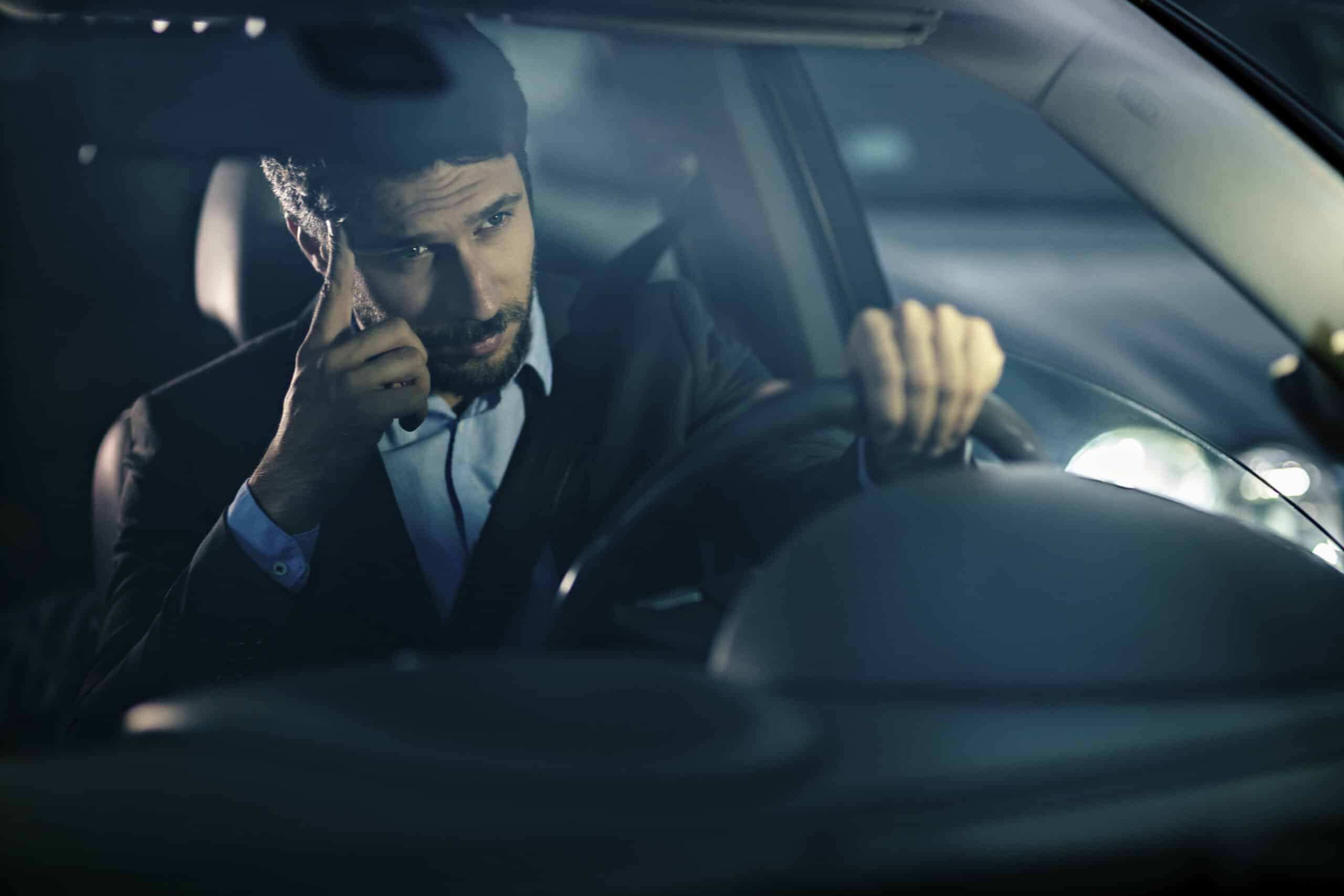 Mann som kjører bil.