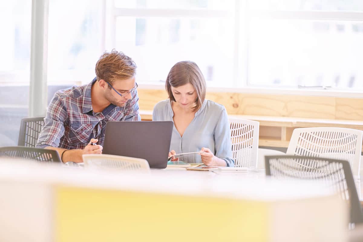 To mennesker somser på PC