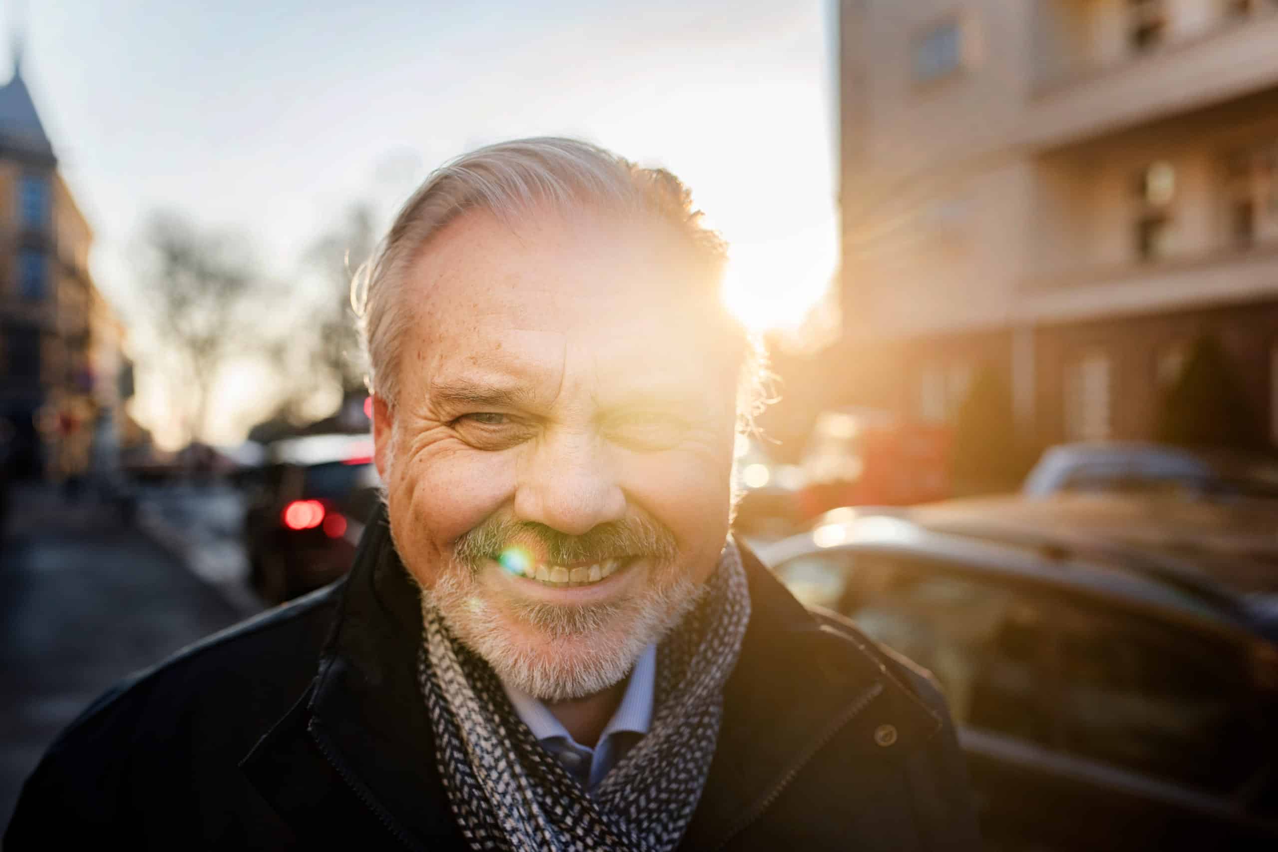 Coach Per-Egill Frostmann smiler mot kamera