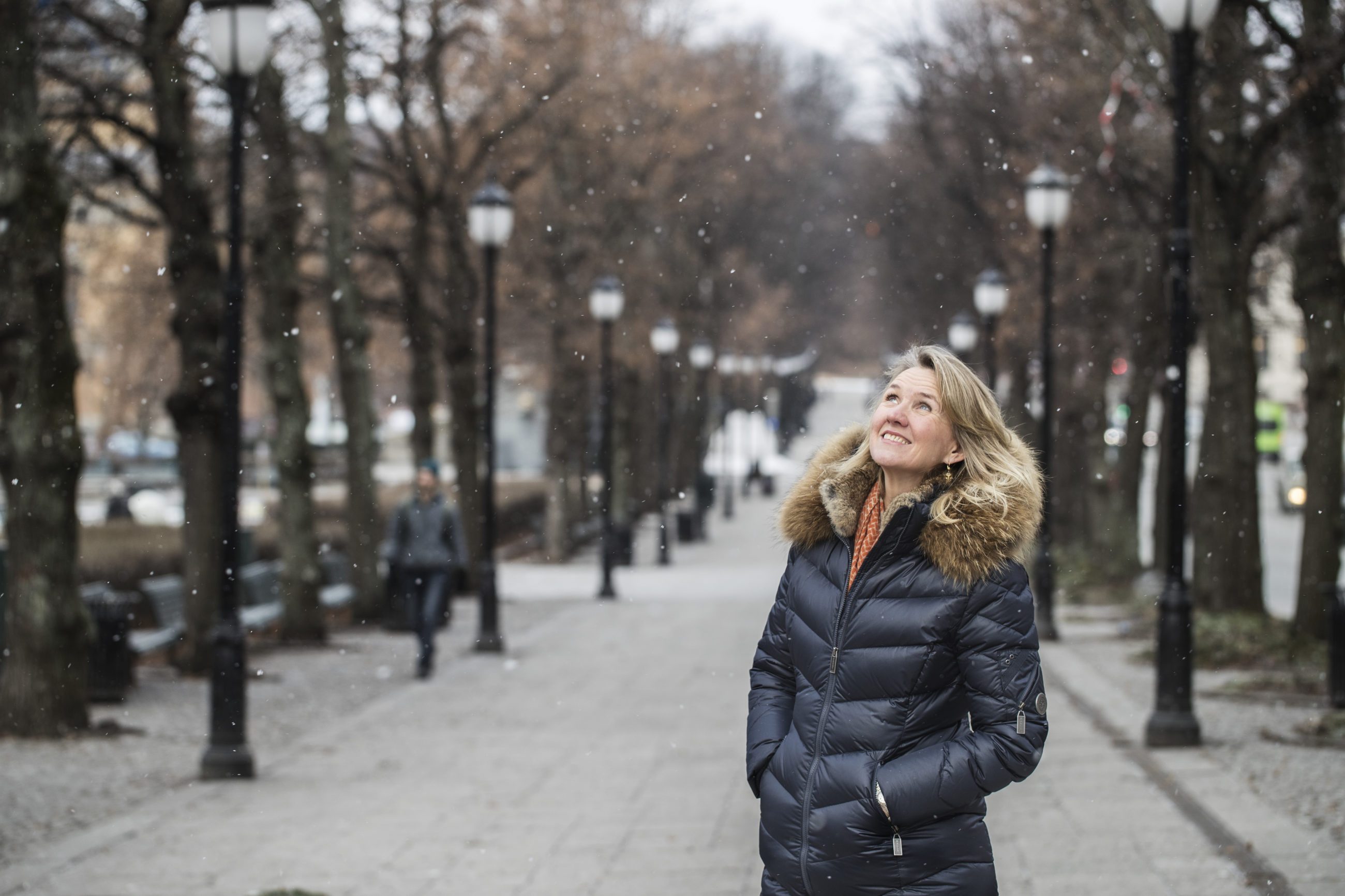 Ingrid Prillard titter opp i himmelen