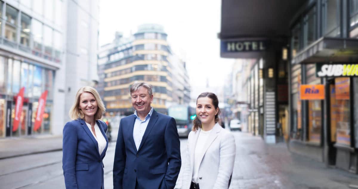 Frøydis V. Løvdal, Stein Zander og Elma Jakupovic står sammen og titter i kamera