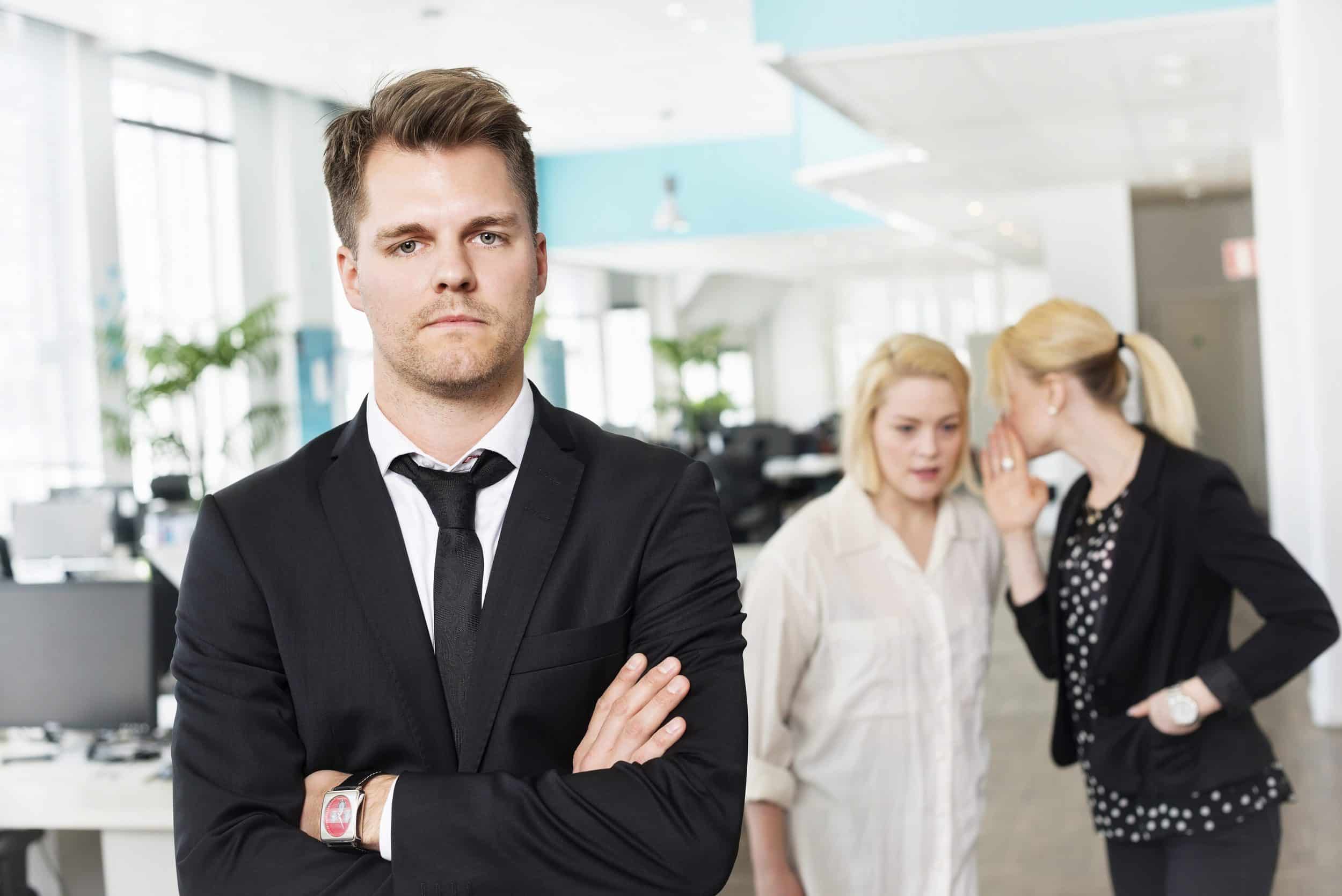 Rustet til å takle jobbkonfilikt, mann som blir baksnakket på jobb