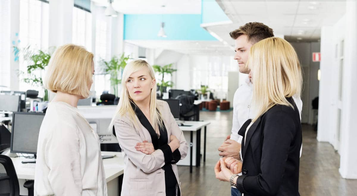 En gruppe ansatte snakker sammen, tema er narisissist på jobb