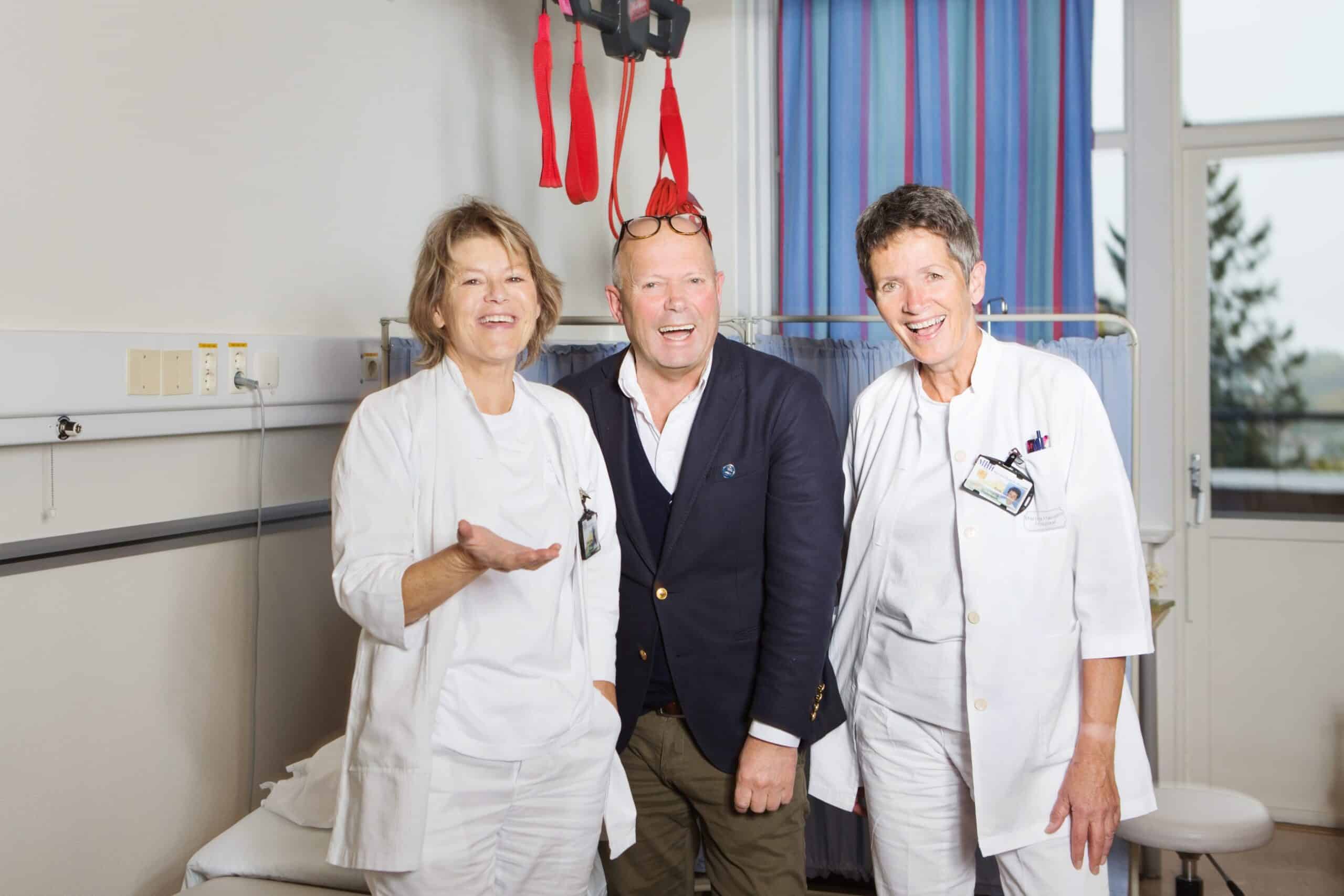 Sykehusdirektør Per Bleikelia sammen med to leger ved Martina Hansens Hospital. Inne på et sykehusrom.
