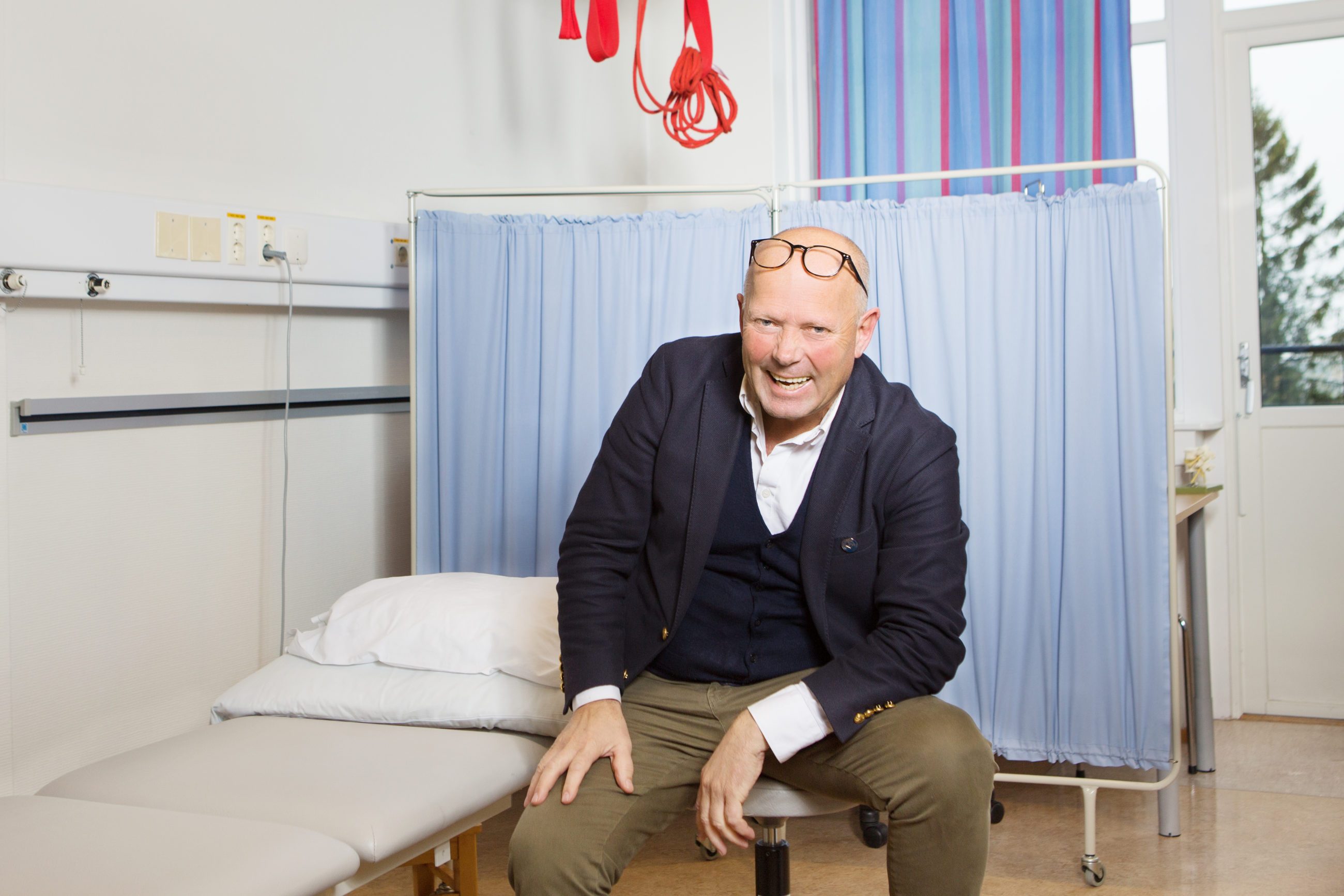 Portrettfoto av Pål Bleikelia som sitter på en stol inne på et pasientrom på Martina Hansens Hospital i Bærum.
