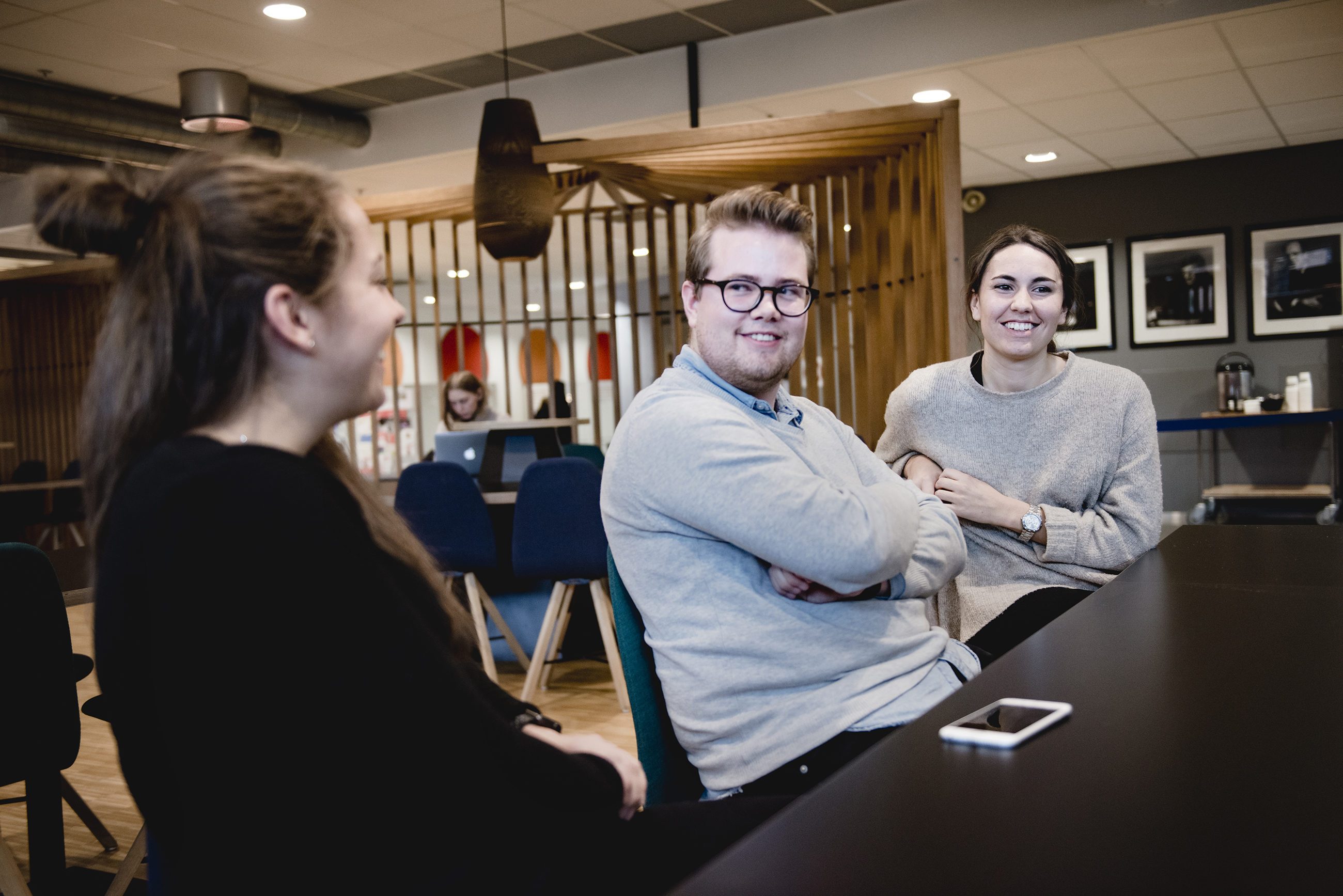 Emil Skei (23), Lisa Marie Løvoll (22) og Sofie Kjenne (25) i lesesalen på BI