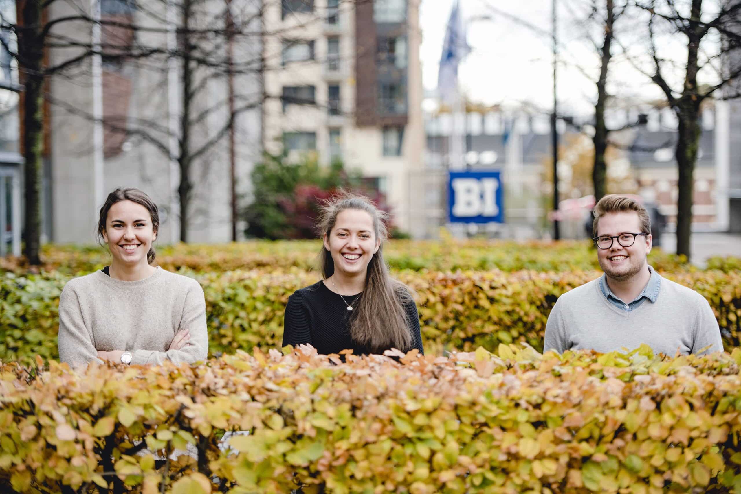 Emil Skei (23), Lisa Marie Løvoll (22) og Sofie Kjenne (25) foran bygningen til BI.