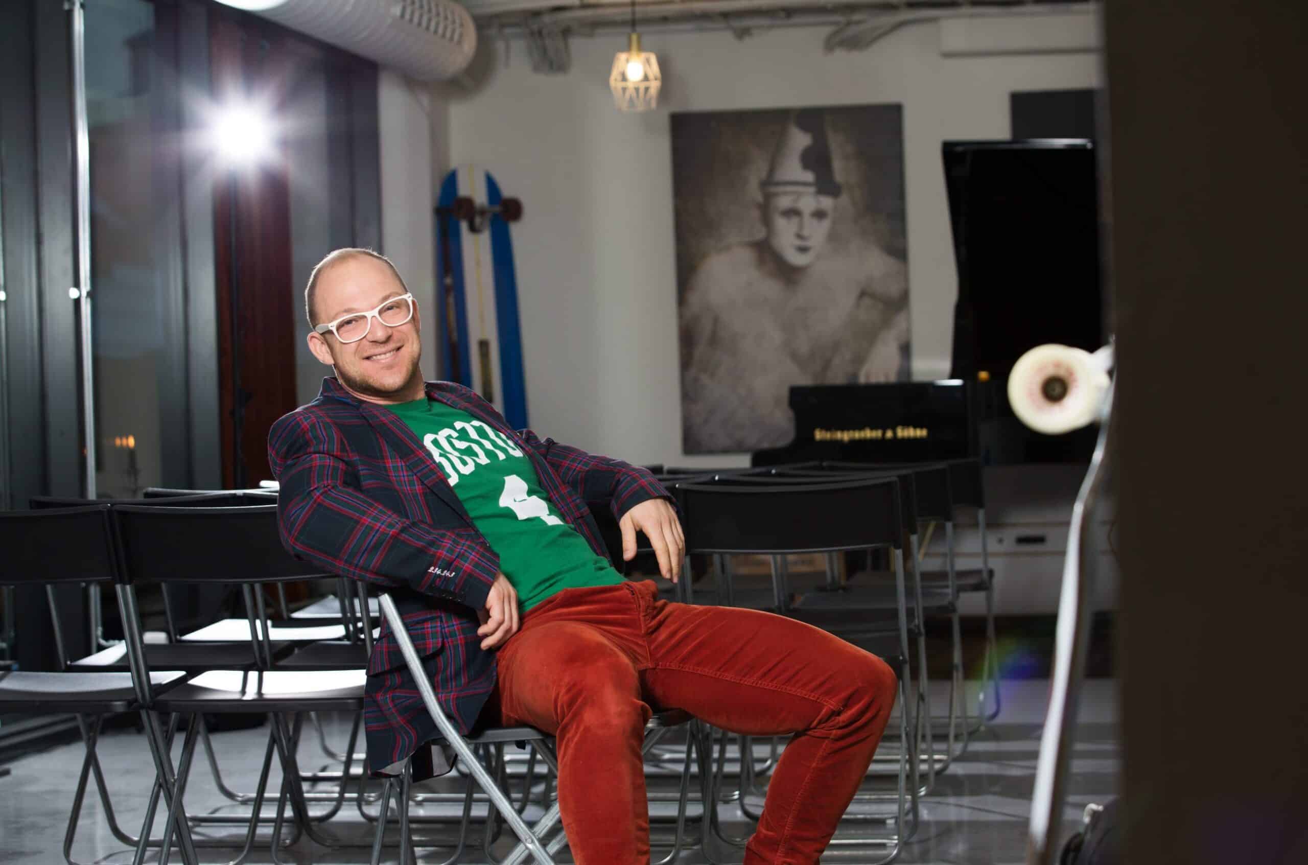 Aksel Kolstad er et lekent menneske, som mener en jobb uten humor er umulig å se for seg.