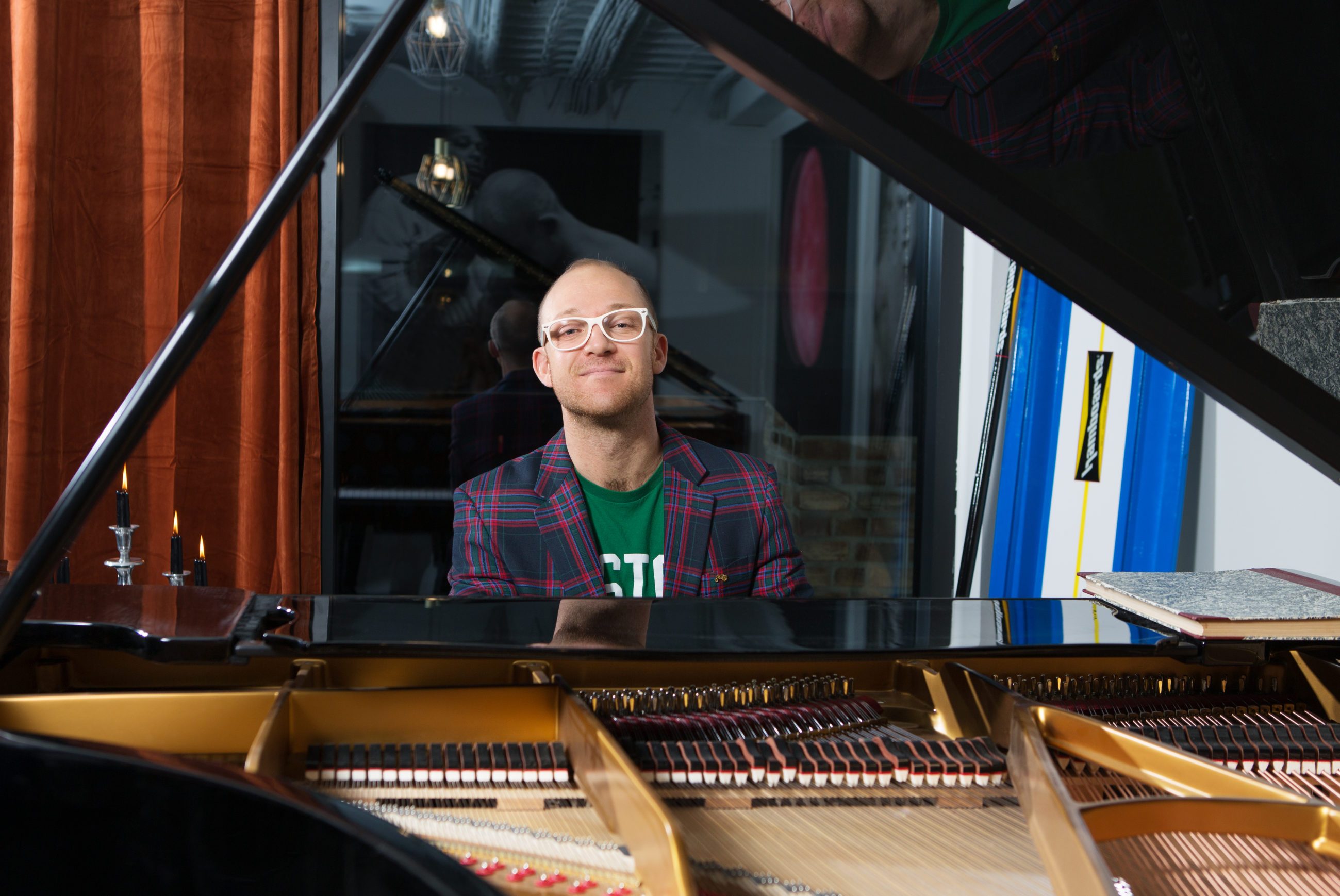 Aksel Kolstad har en helt egen stil og sterke meninger om humor som virkemiddel.