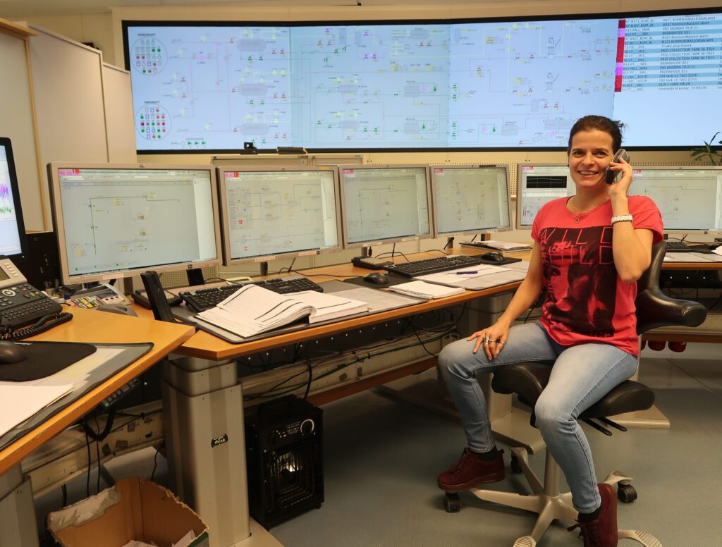 Den andre uka av nattskiftperioden sitter Karina Kvam Bjørvik (36) i kontrollrommet.