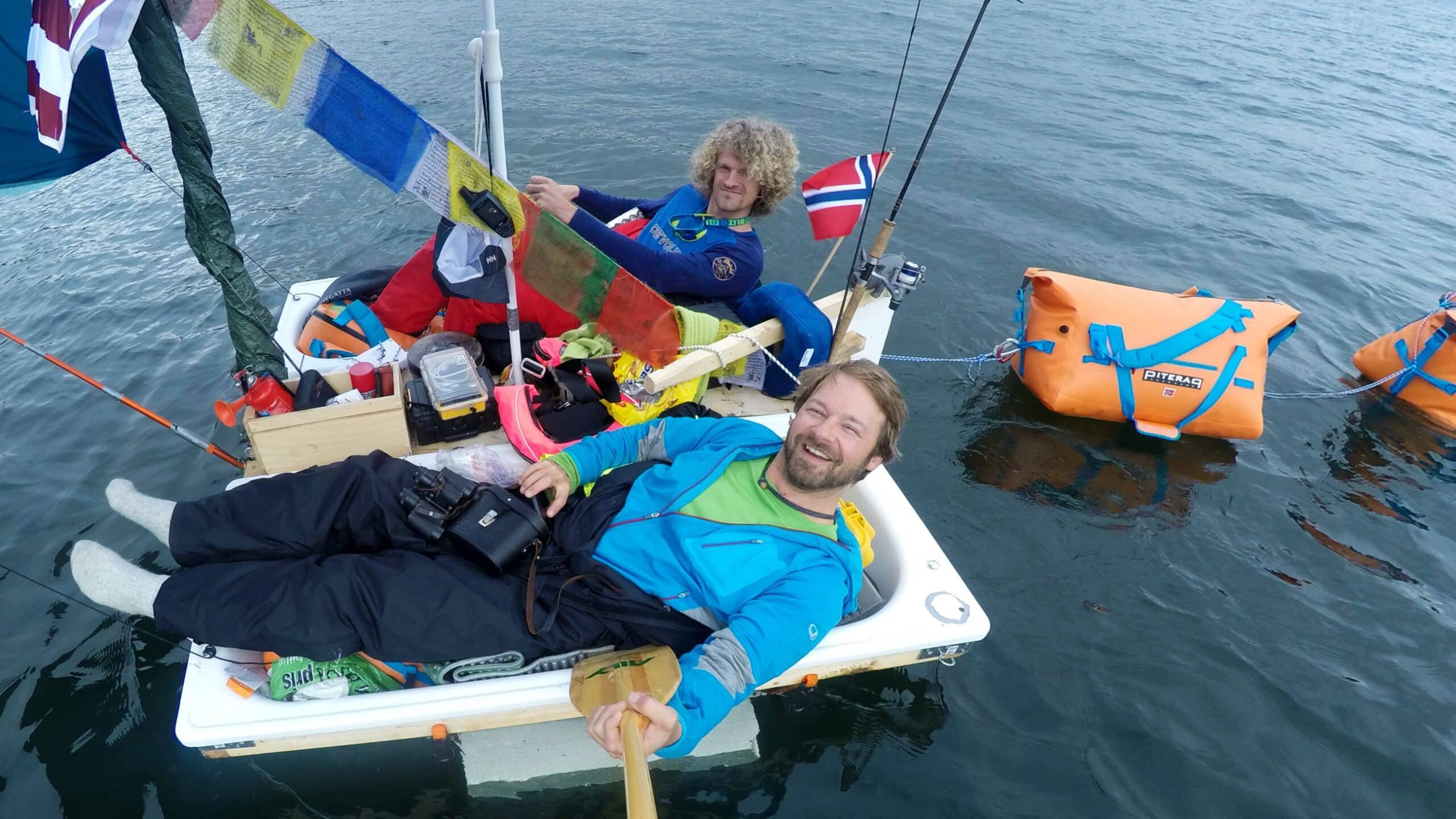 To menn i badekar på Mjøsa. Der er helt klart utenfor komfortsonen.