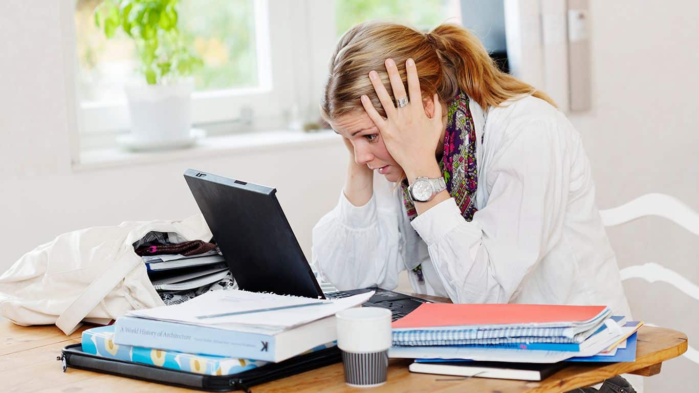 Omsorg: Kvinne sitter ved et bord, nedlesset i arbeid.