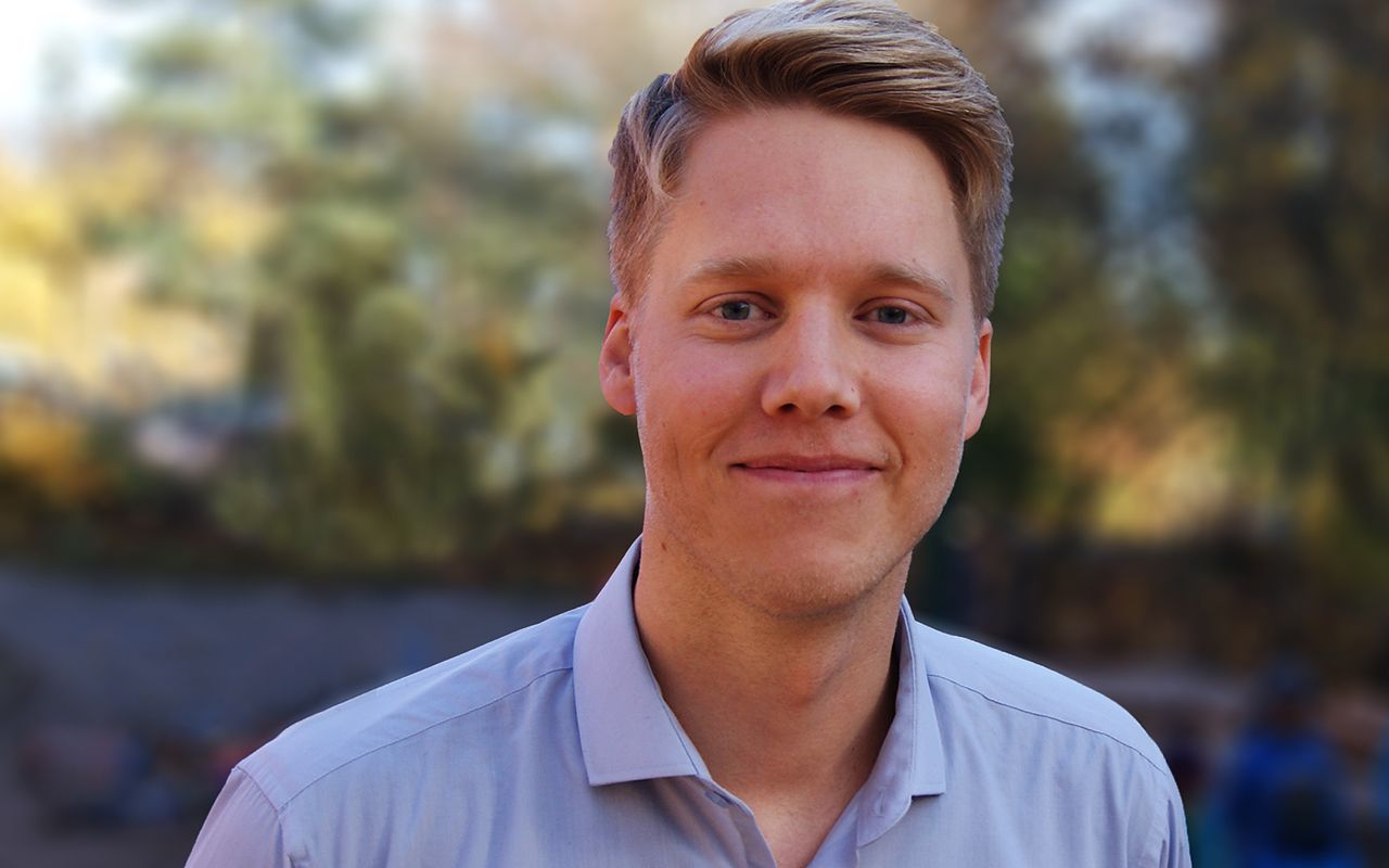 Relasjoner: Ung mann i lyseblå skjorte smiler.