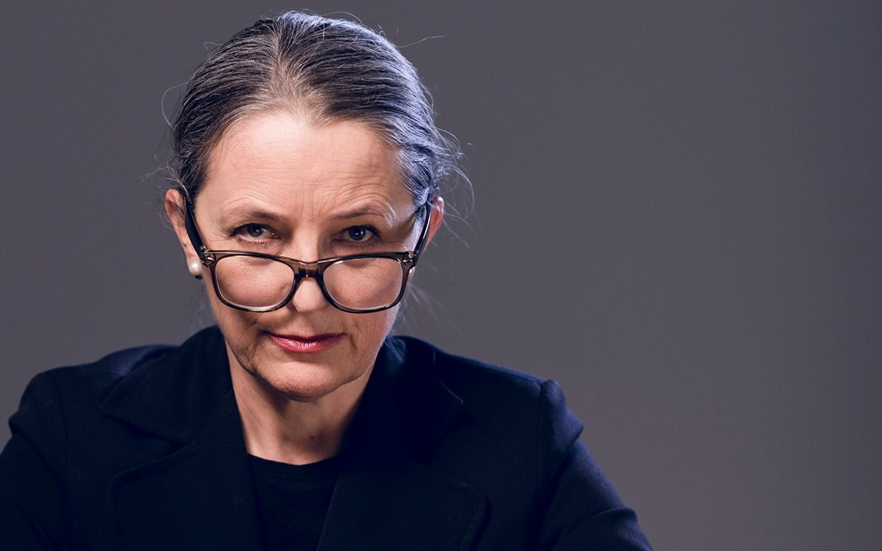 Kontroll: Streng dame med briller på nesa