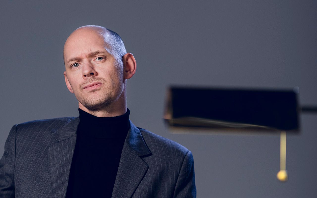 Kontroll: Arrogant mann ser rett i kameraet.