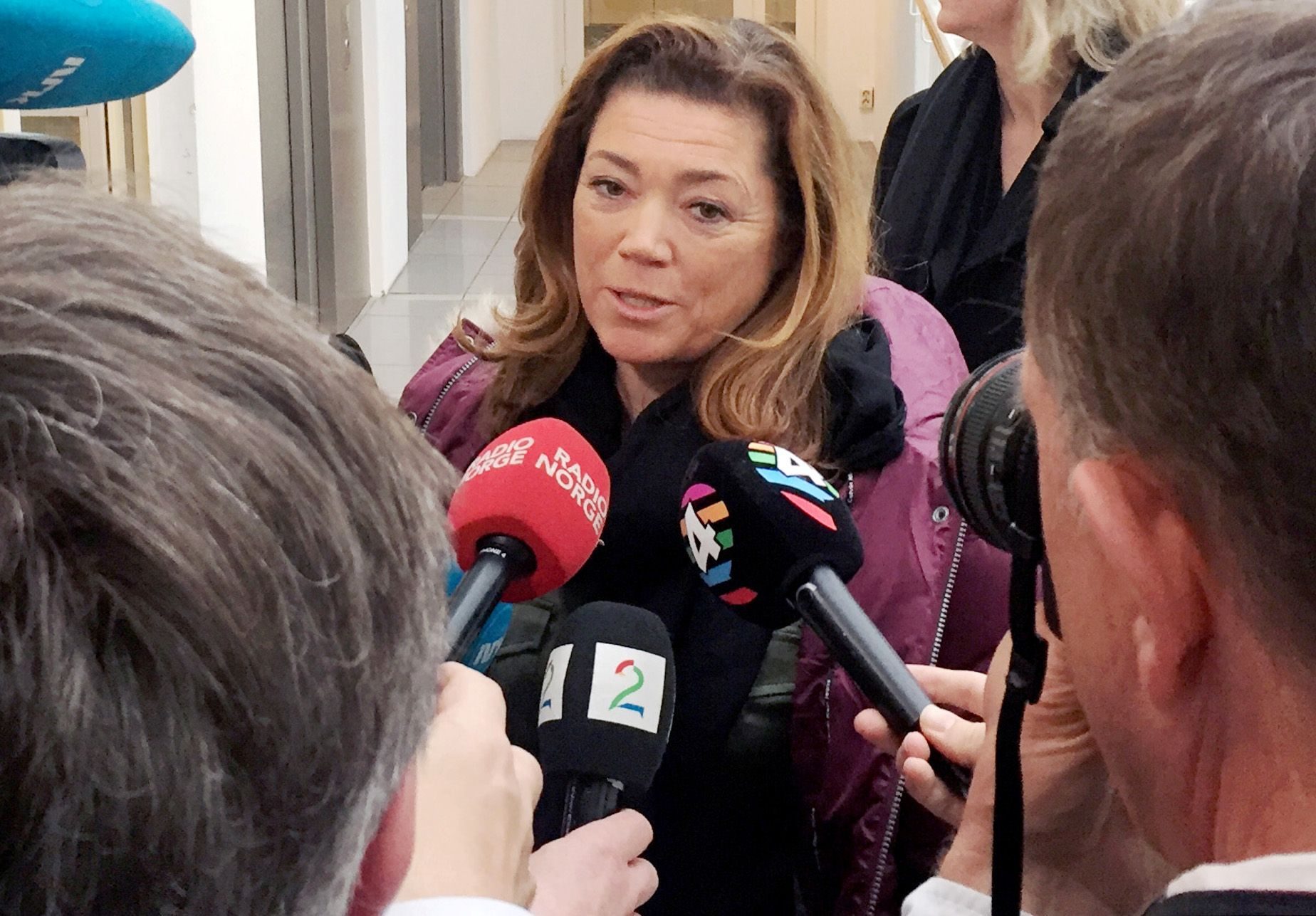 Karriere: Kvinne bli intervjuet. Vi ser flere mikrofoner foran henne.