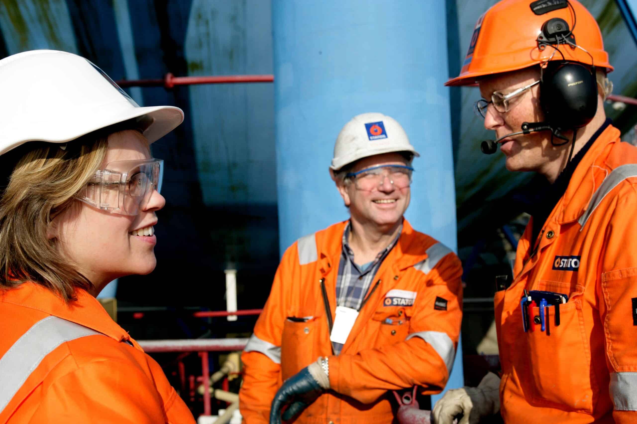 Troverdig: To menn og en kvinne står ute i et oljeproduksjonsmiljø.