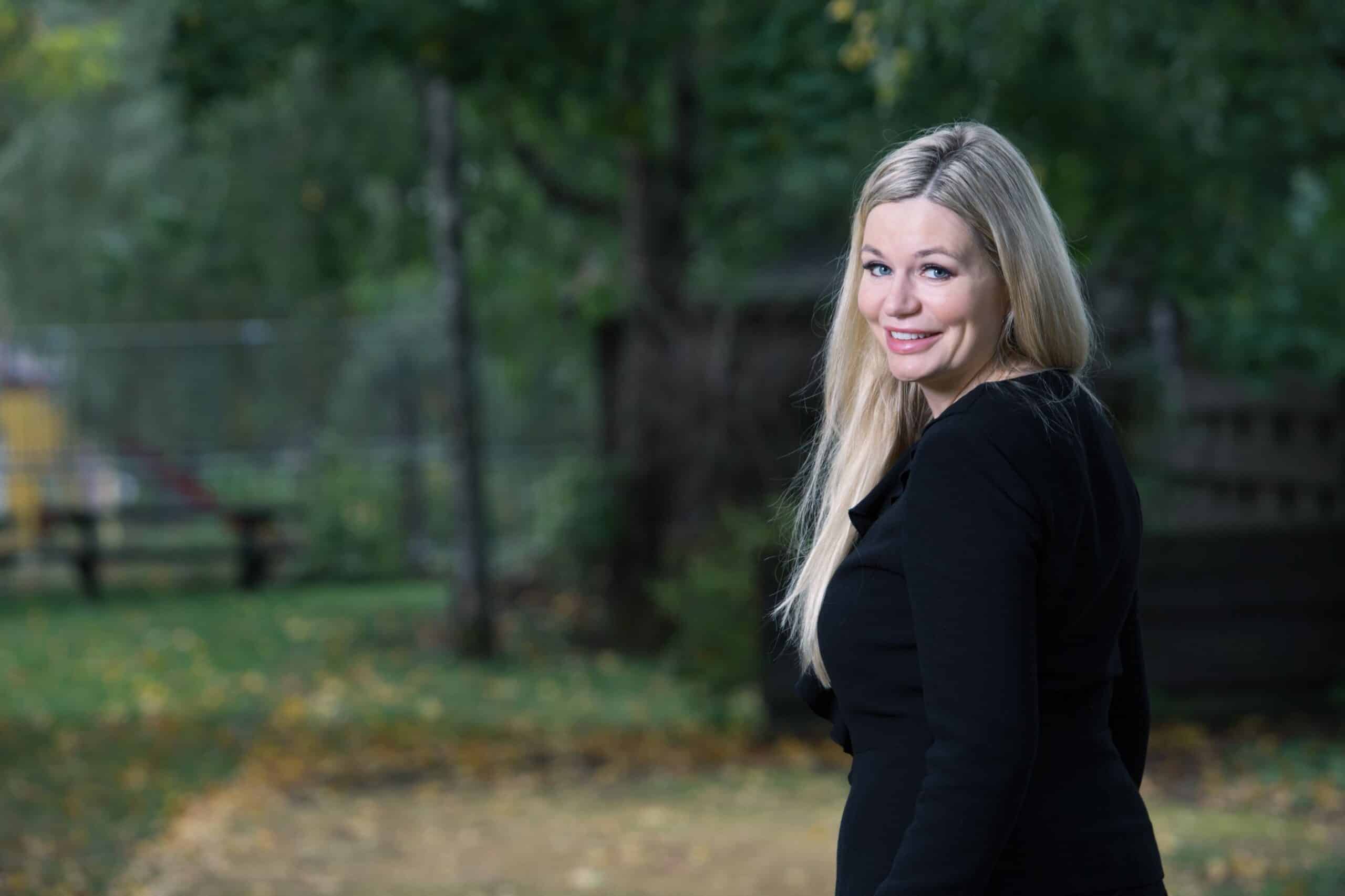 Stress: Kvinne med langt lyst hår er ute i naturen.