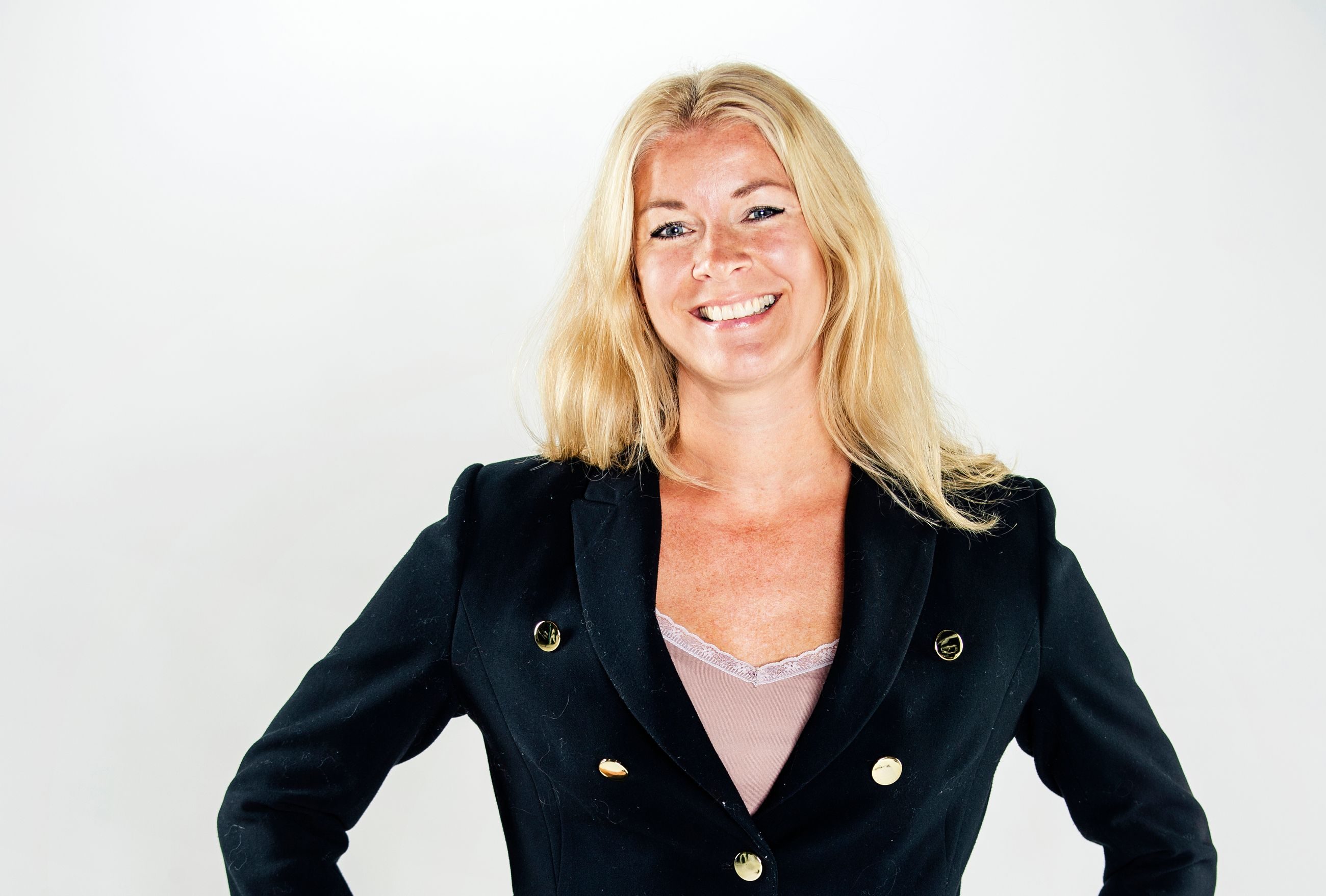 Rollemodell: En blid kvinne med utslått hår og mørk blazer ser rett i kameraet.