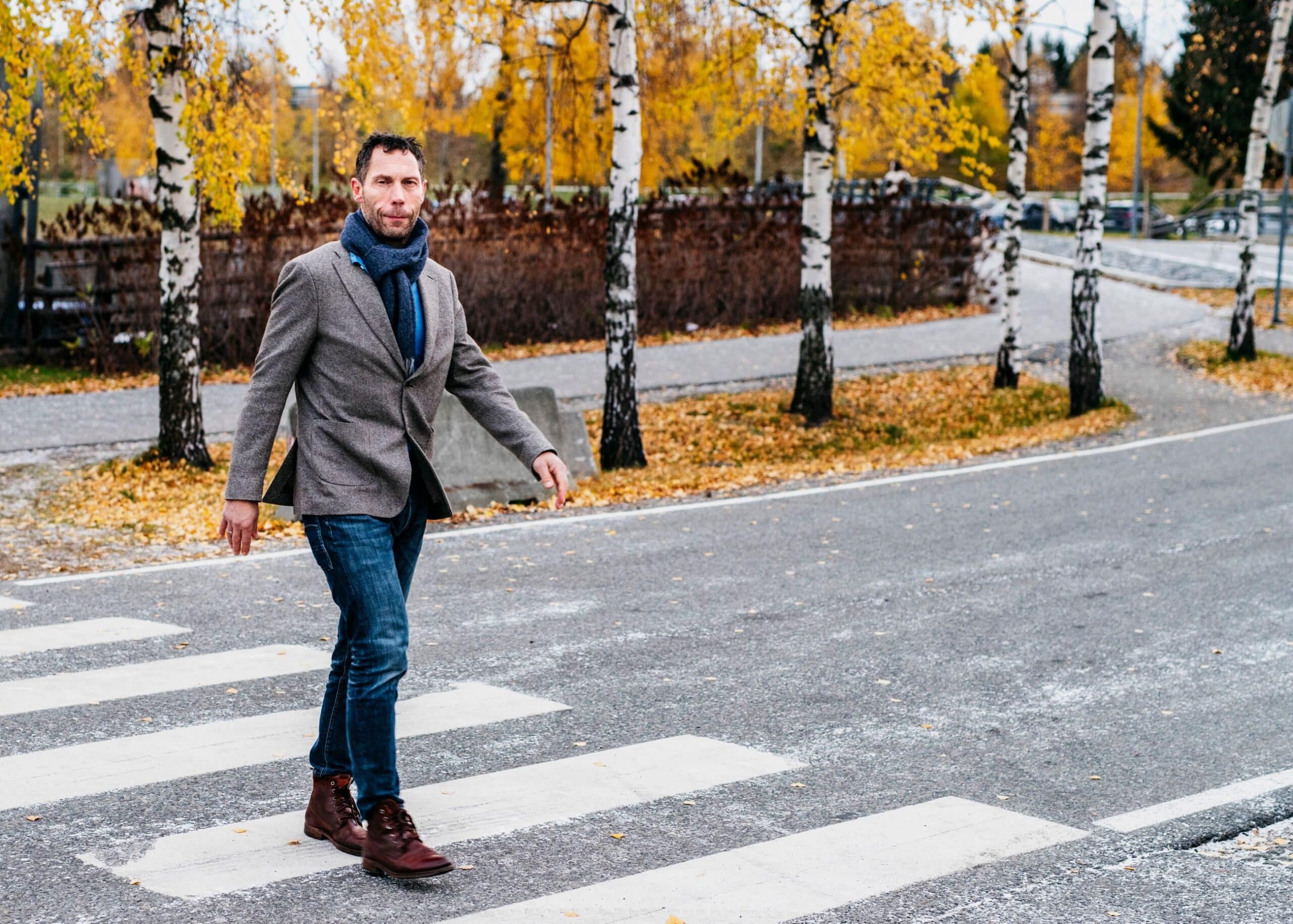 Selvledelse: Mann krysser en gate i fotgjengerfeltet.