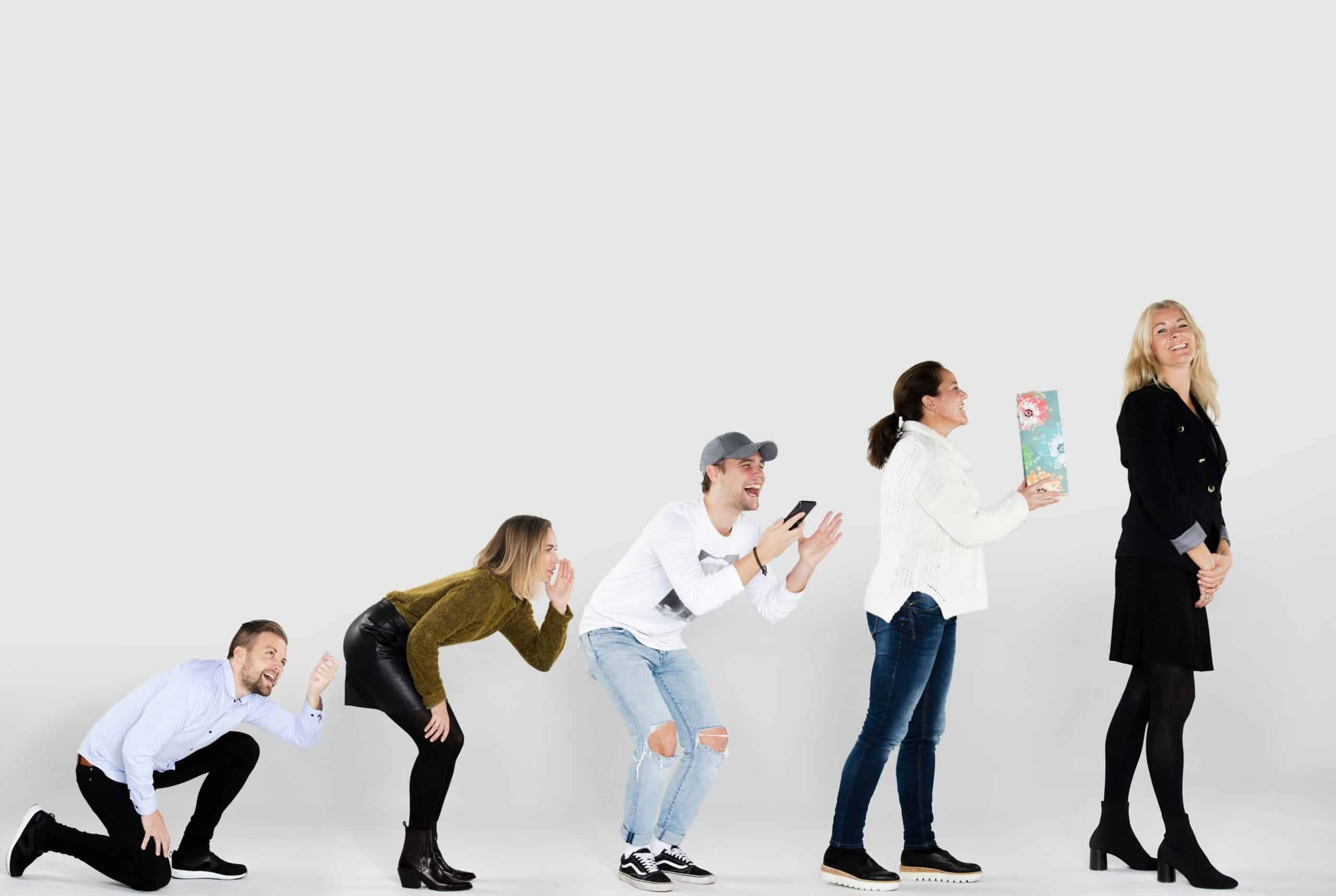 Rollemodell: Illustrasjon av evolusjonen. Fem mennesker med rollemodellen som den fremste på høyre side av bildet.