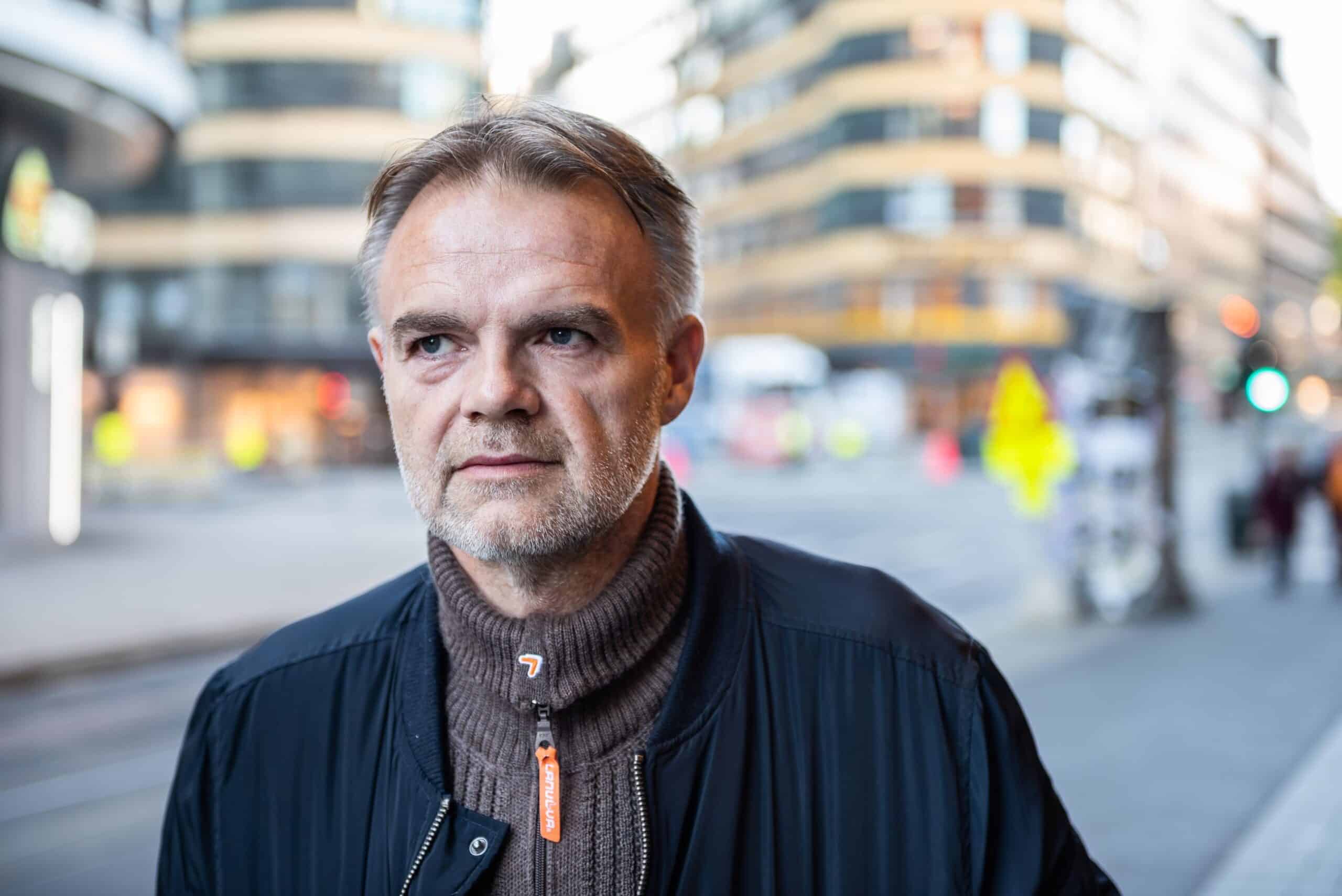 Her ser du Lederne-medlemmet Knut Hagset som står og ser utover Oslos gater og er fjern i blikket. Han har kjempet mot Nav og Sparebank 1 for å bli trodd.