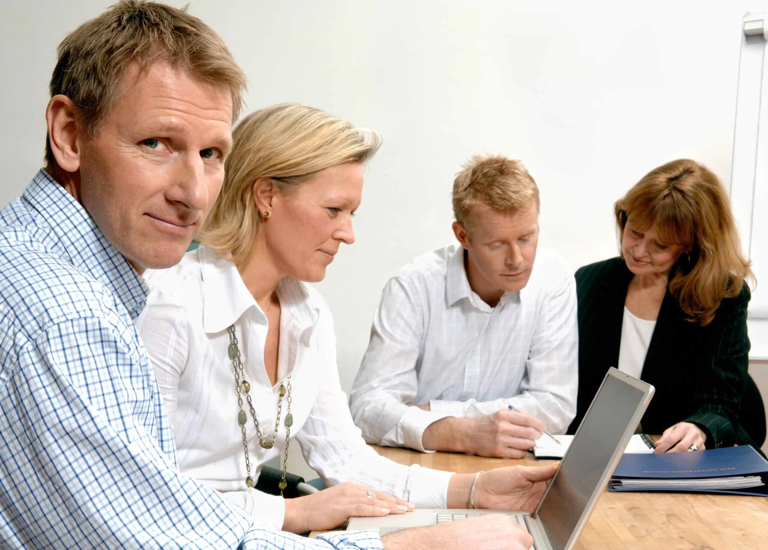 Møter: To kvinner og to menn sitter i et møte.