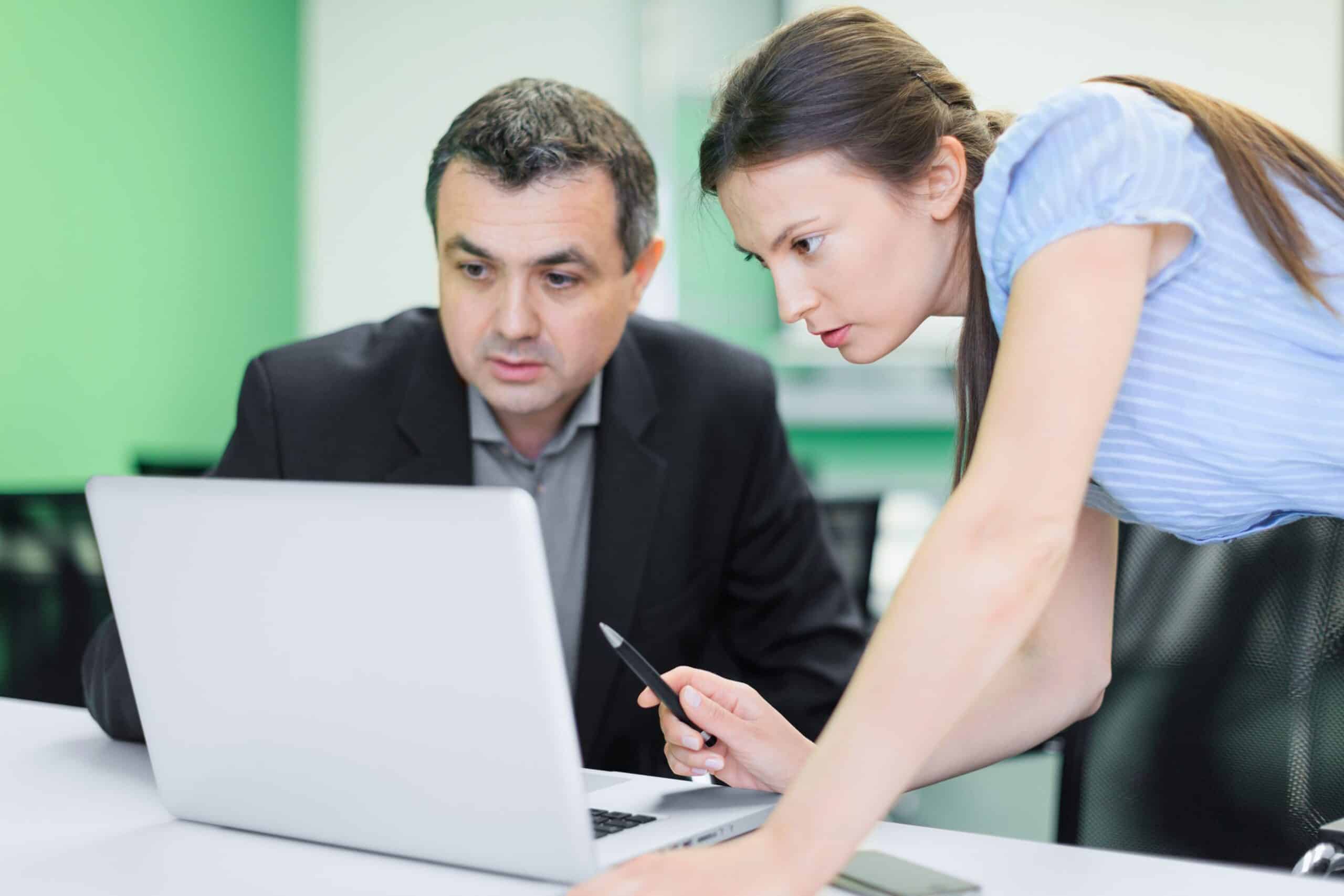 Misforståelser: En mann og en kvinne ser på en PC-skjerm sammen.