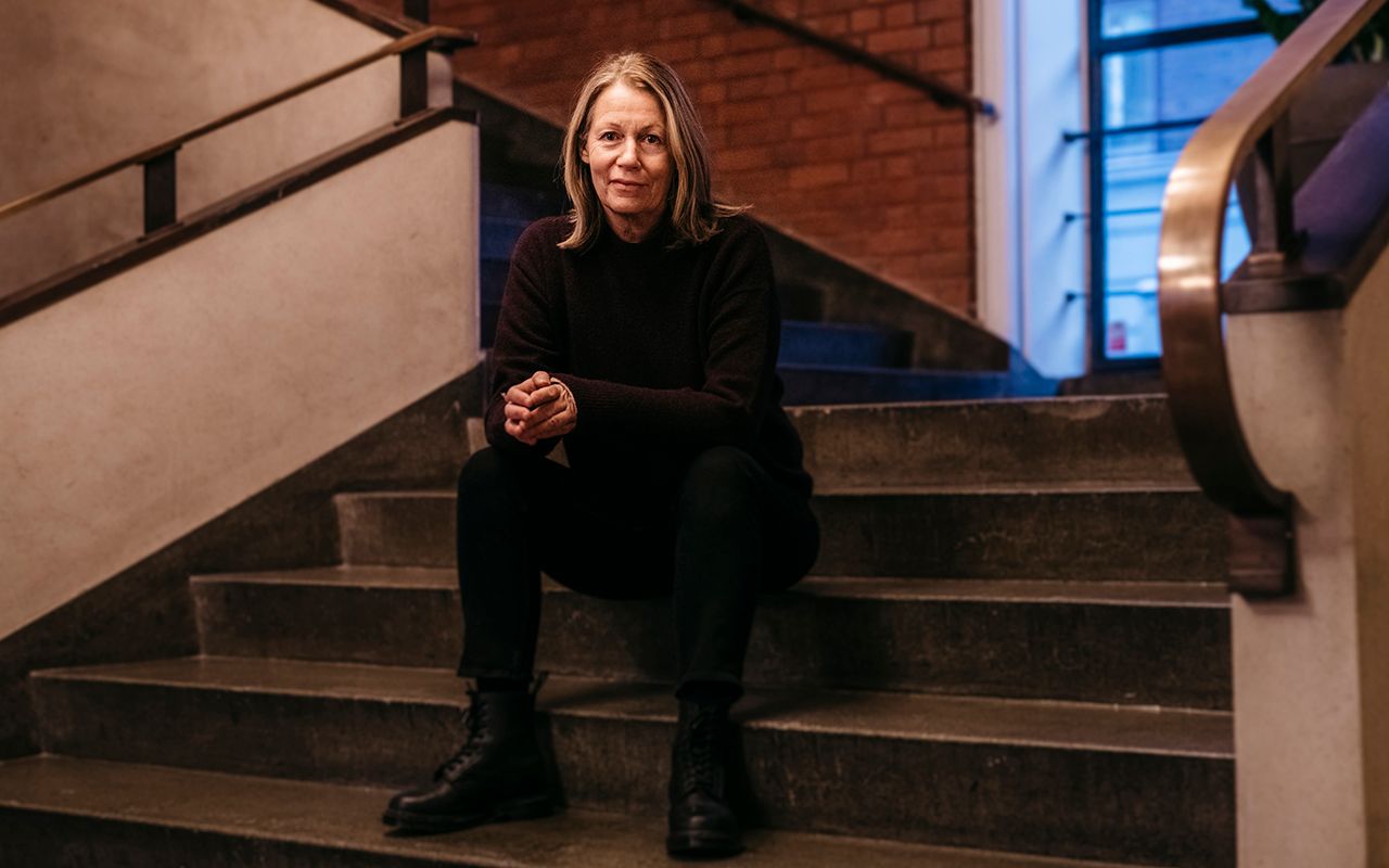 Verdier: Kvinne sitter midt i en flott trapp.