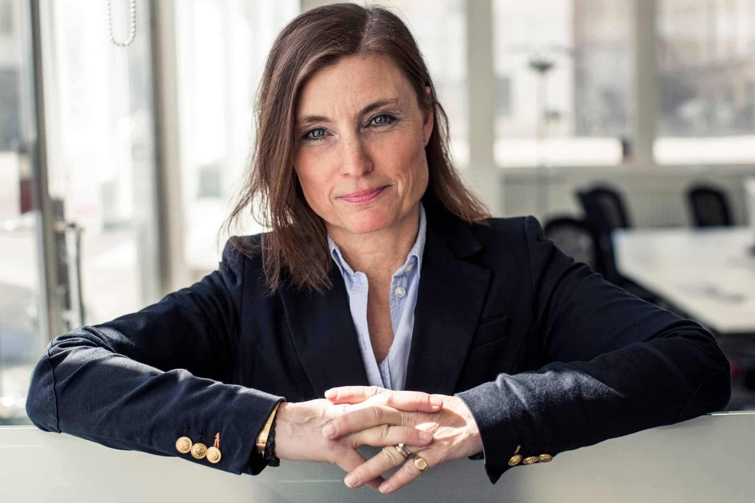 Hersketeknikker: Voksen kvinne ser rett i kameraet.