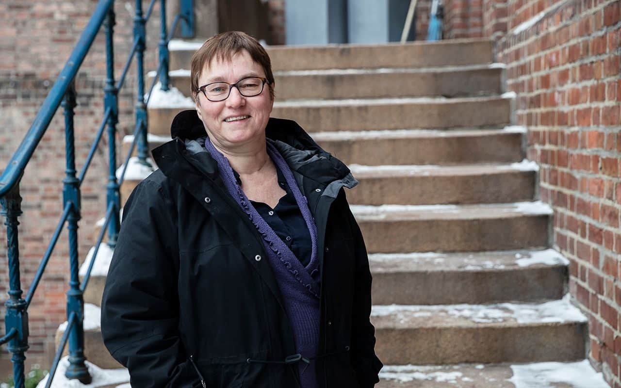 Organisert: Kvinne står i en utendørs trapp.