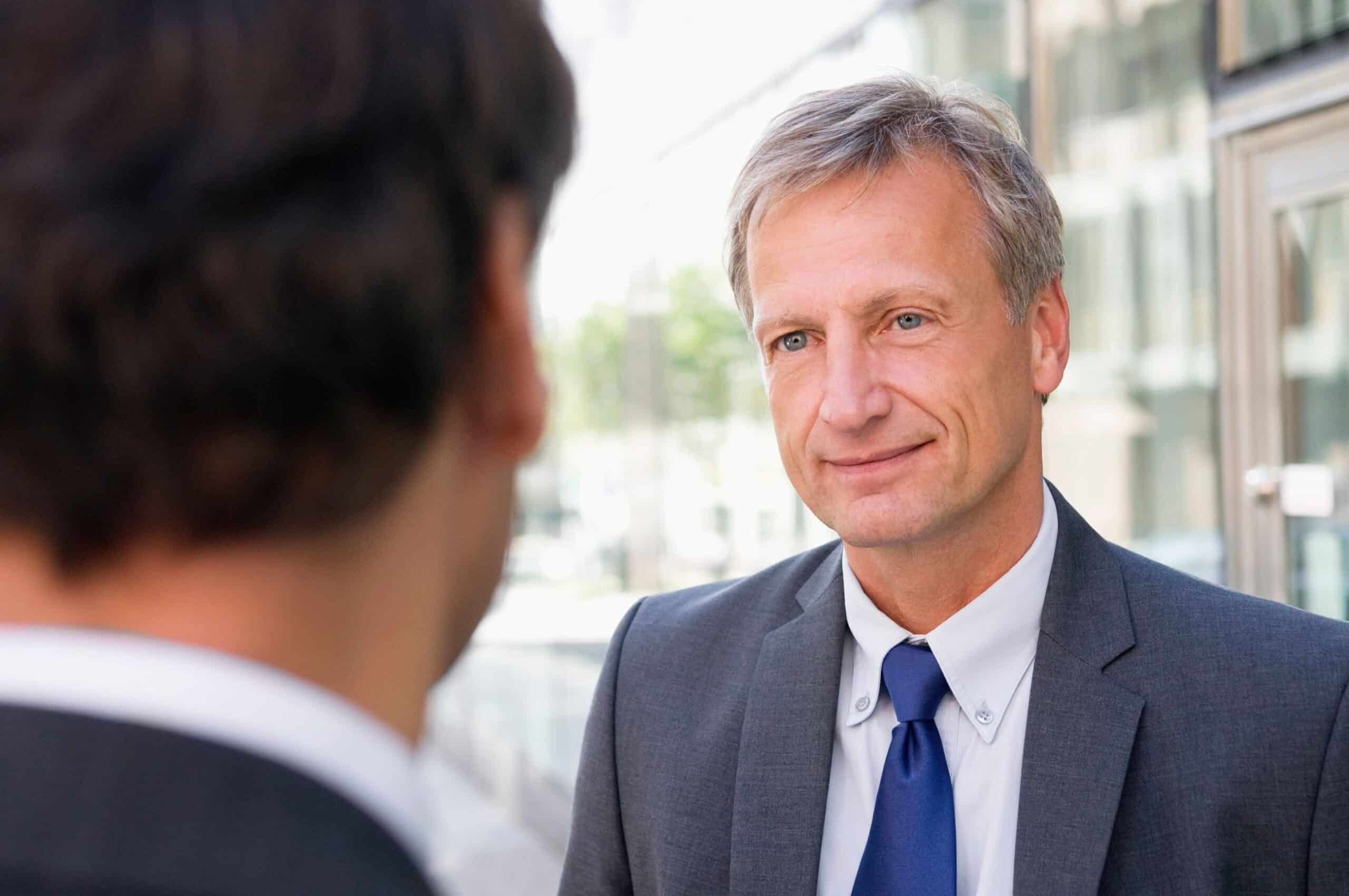 Forbedring: En mann ser på en annen mann med et mildt blikk.