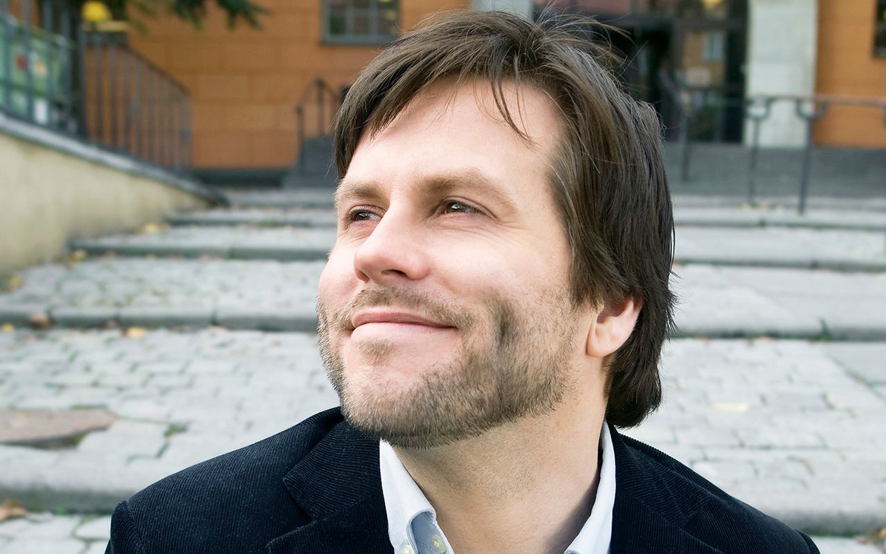 Stillhet: Mann sitter og ser ut i lufta, mens han smiler forsiktig.