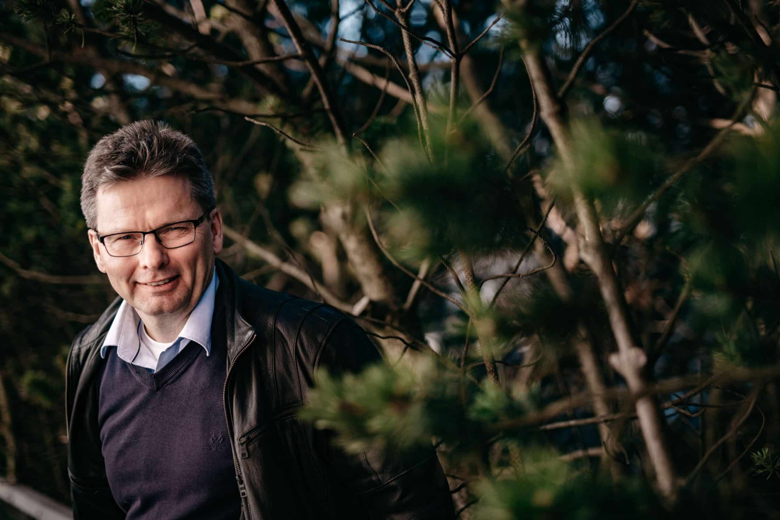 Sensitiv: Mann står foran bartrær.