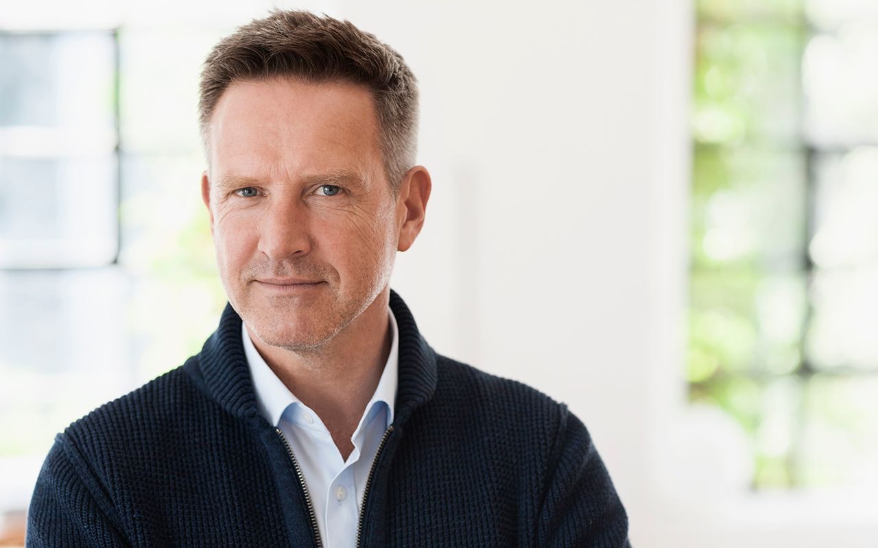 Effektiv: Mann ser rett i kameraet, bak anes noen vinduer.