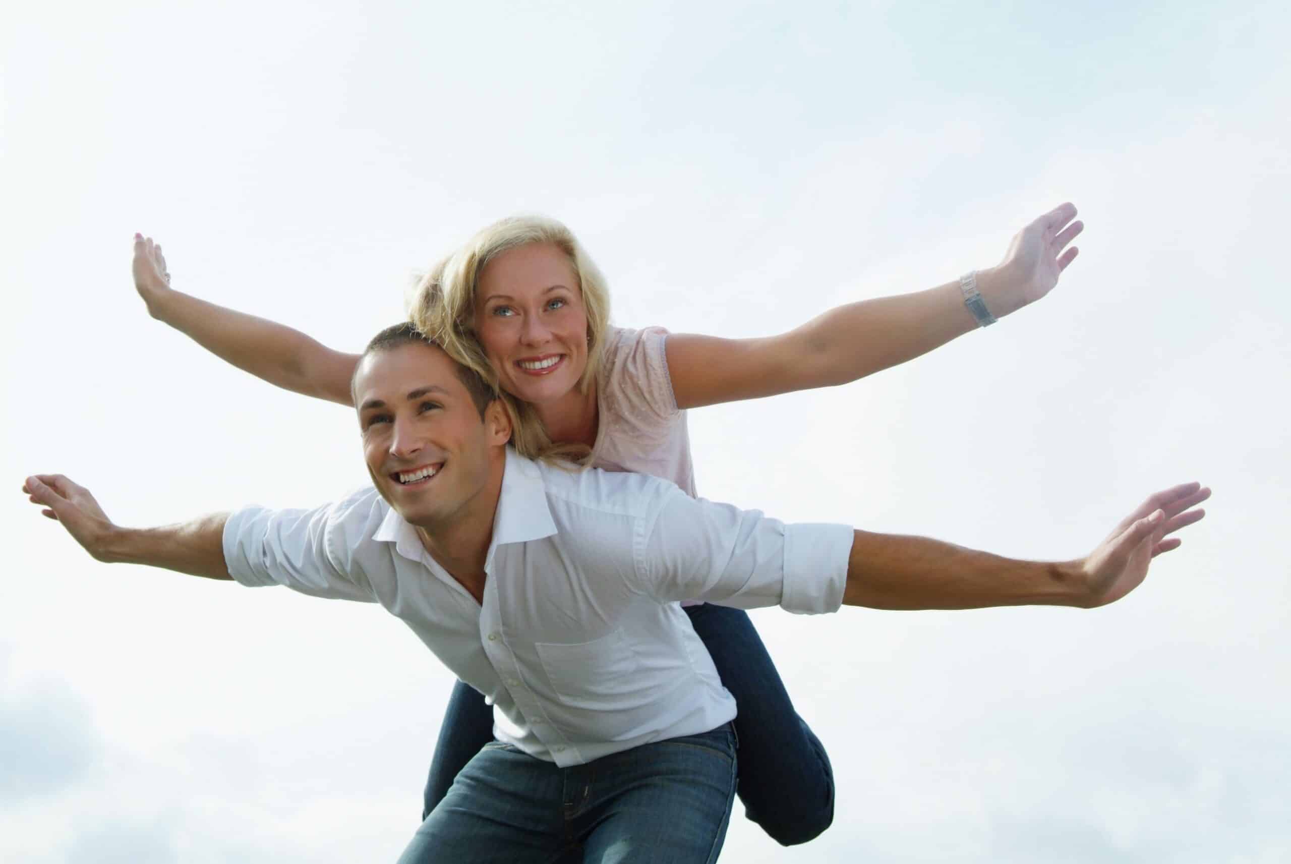 Digitaliseringen: Mann og kvinne ser ut som de flyr.