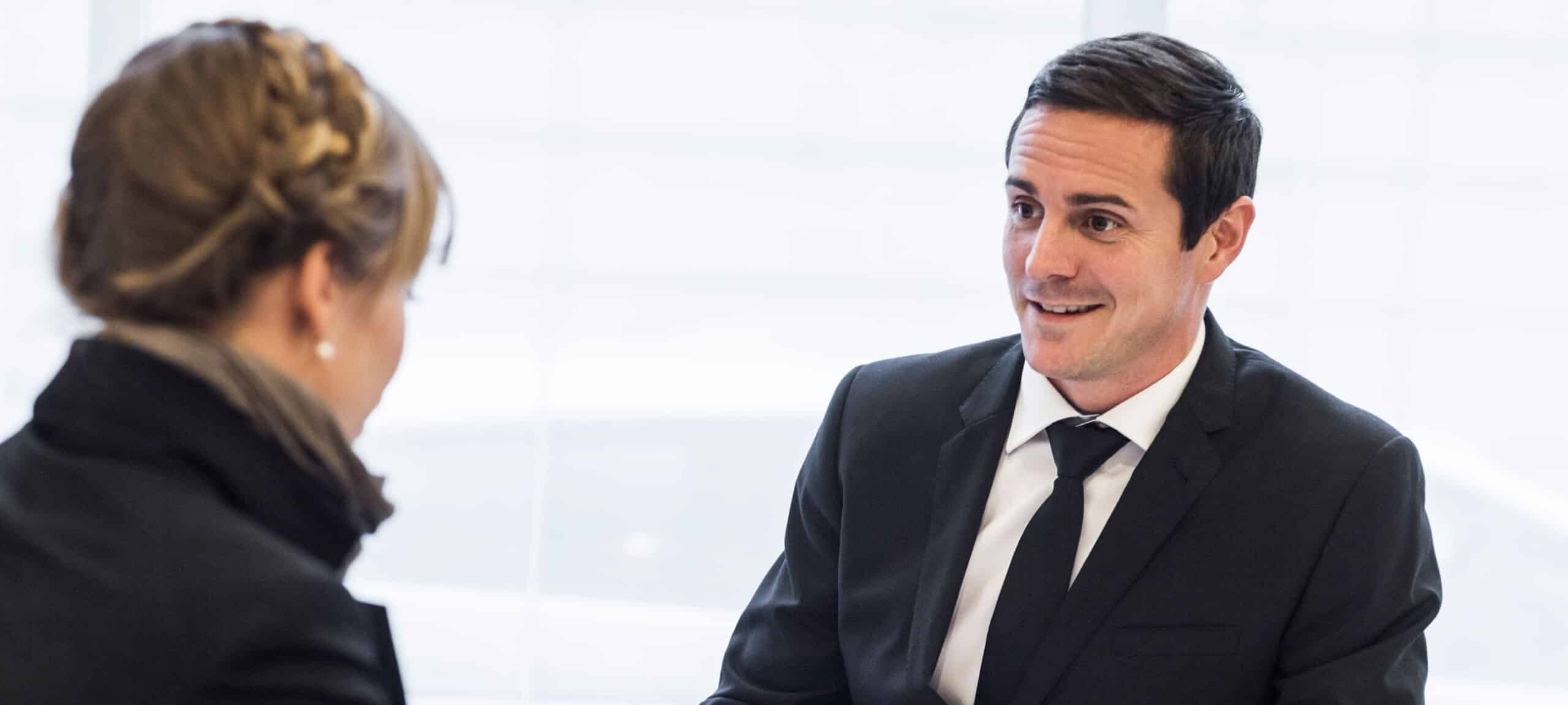 Jobbintervjuet: En mann og en kvinne sitter overfor hverandre.