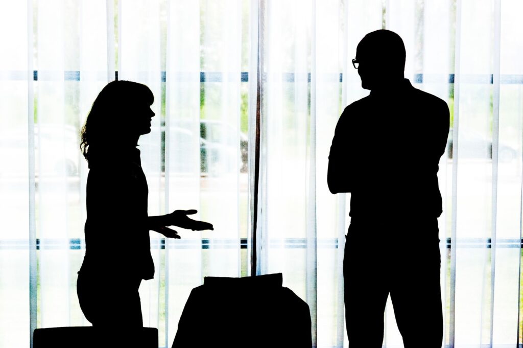 Konflikter: Mann og kvinne i silhuett mot et vindu krangler.
