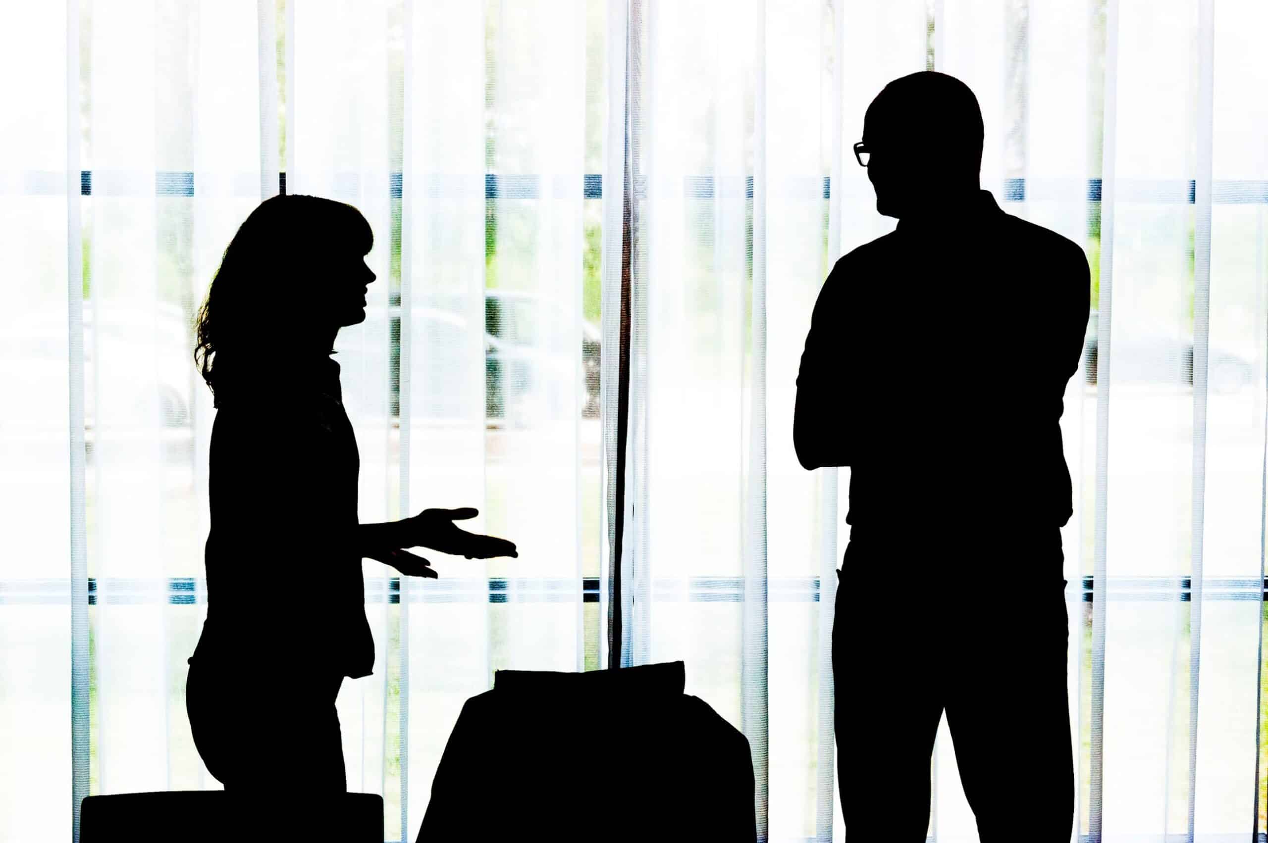 Konflikter: Mann og kvinne i silhuett mot et vindu krangler.