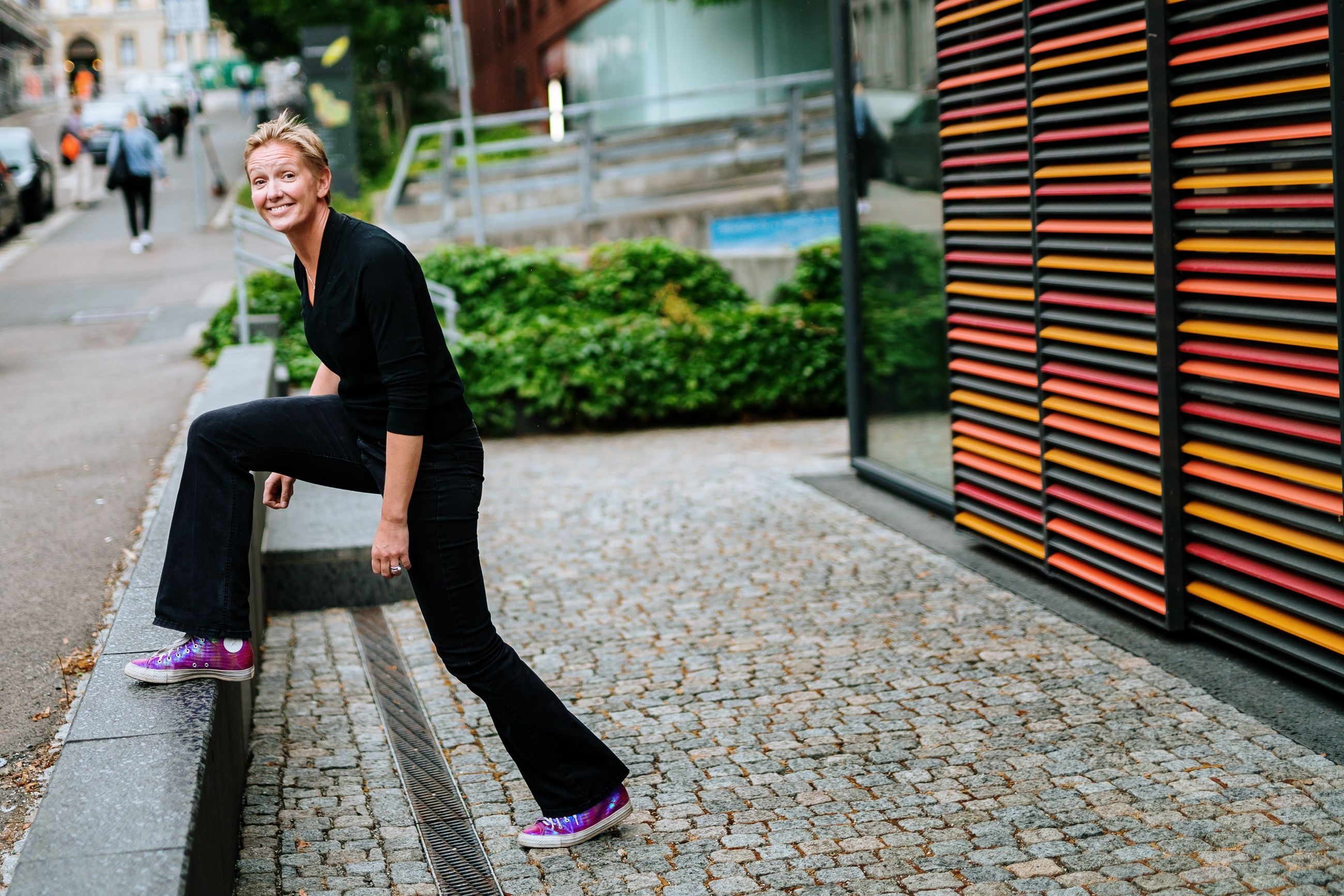 Teknologi: Kvinner skritter opp på en lav mur utendørs.