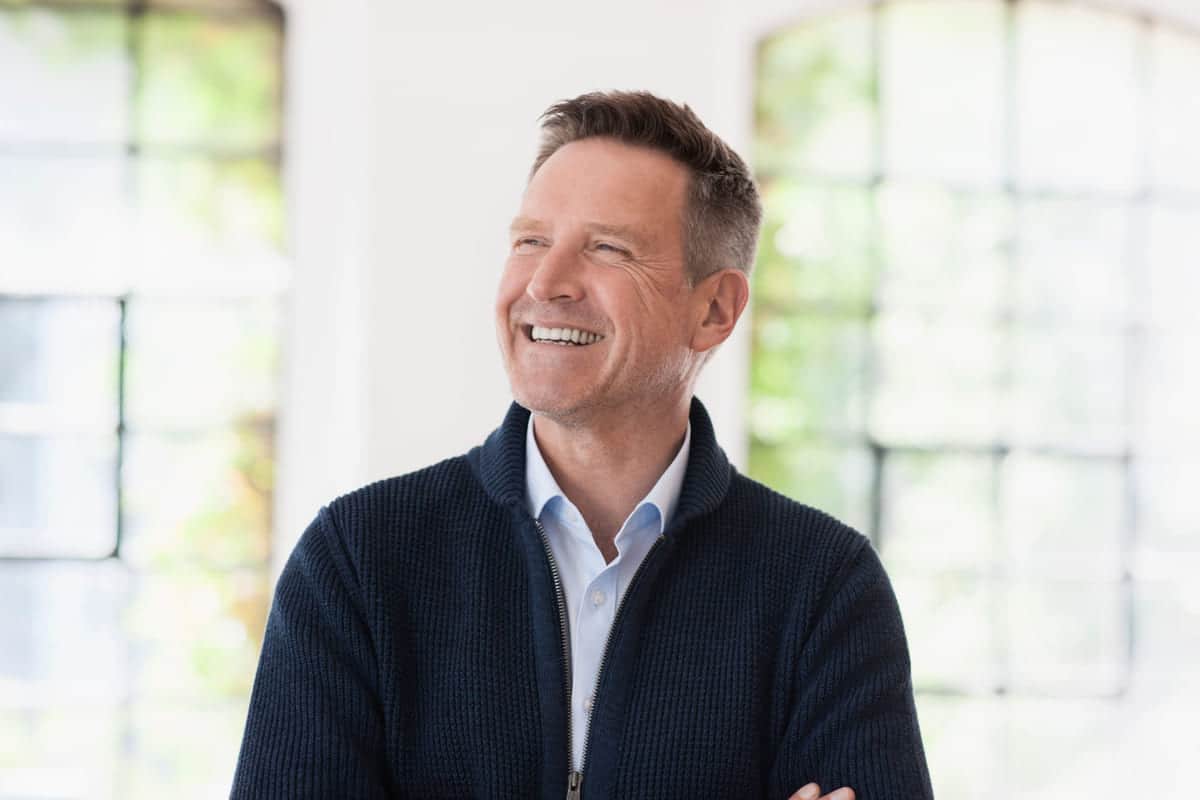 Selvbilde: Middelaldrende mann ser til siden, og smiler tilfreds.