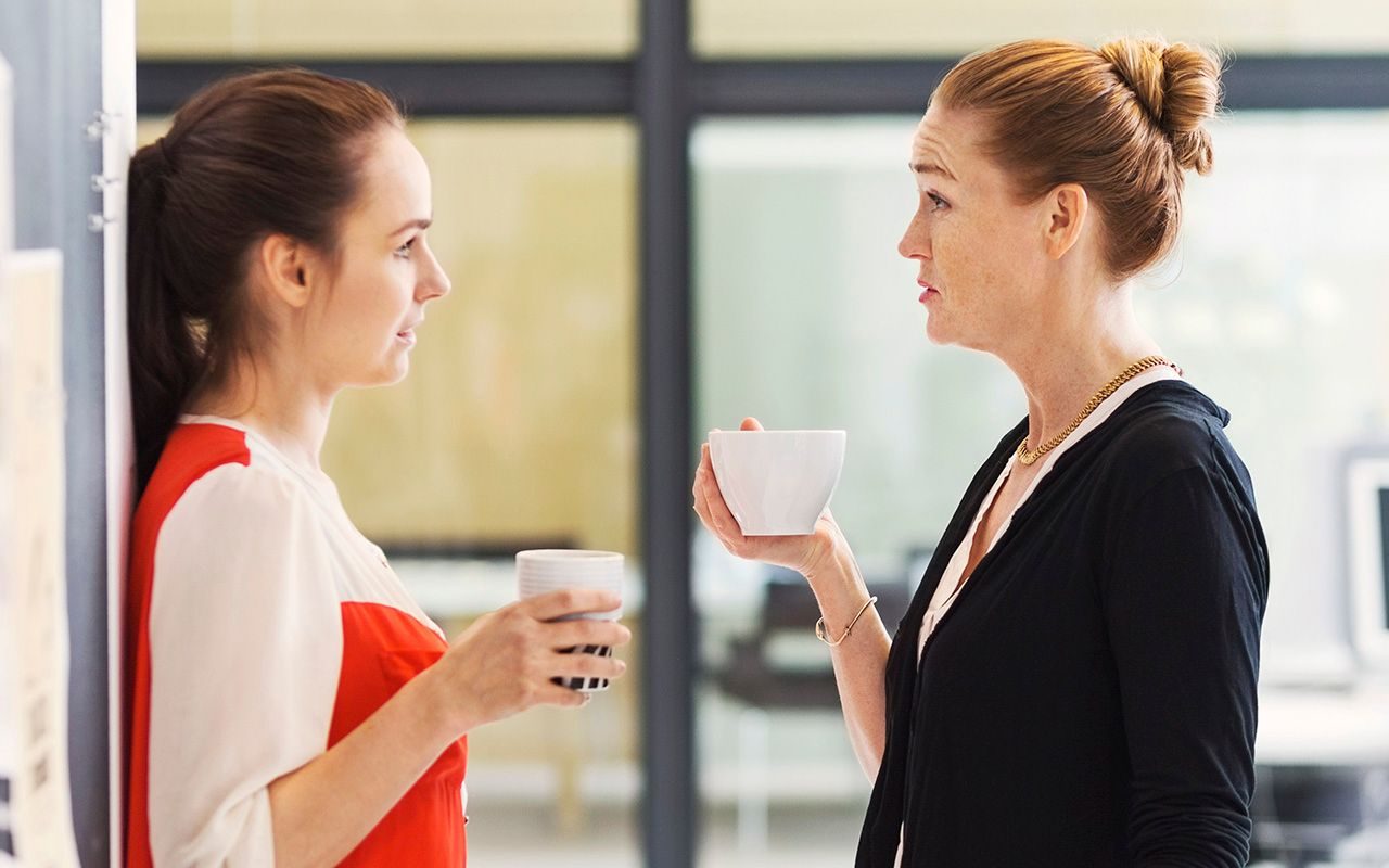 Projisering: To kvinner snakker sammen.