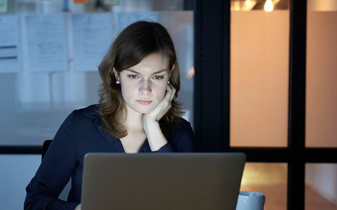 Overvåkning: Ung kvinne sitter foran PC-en