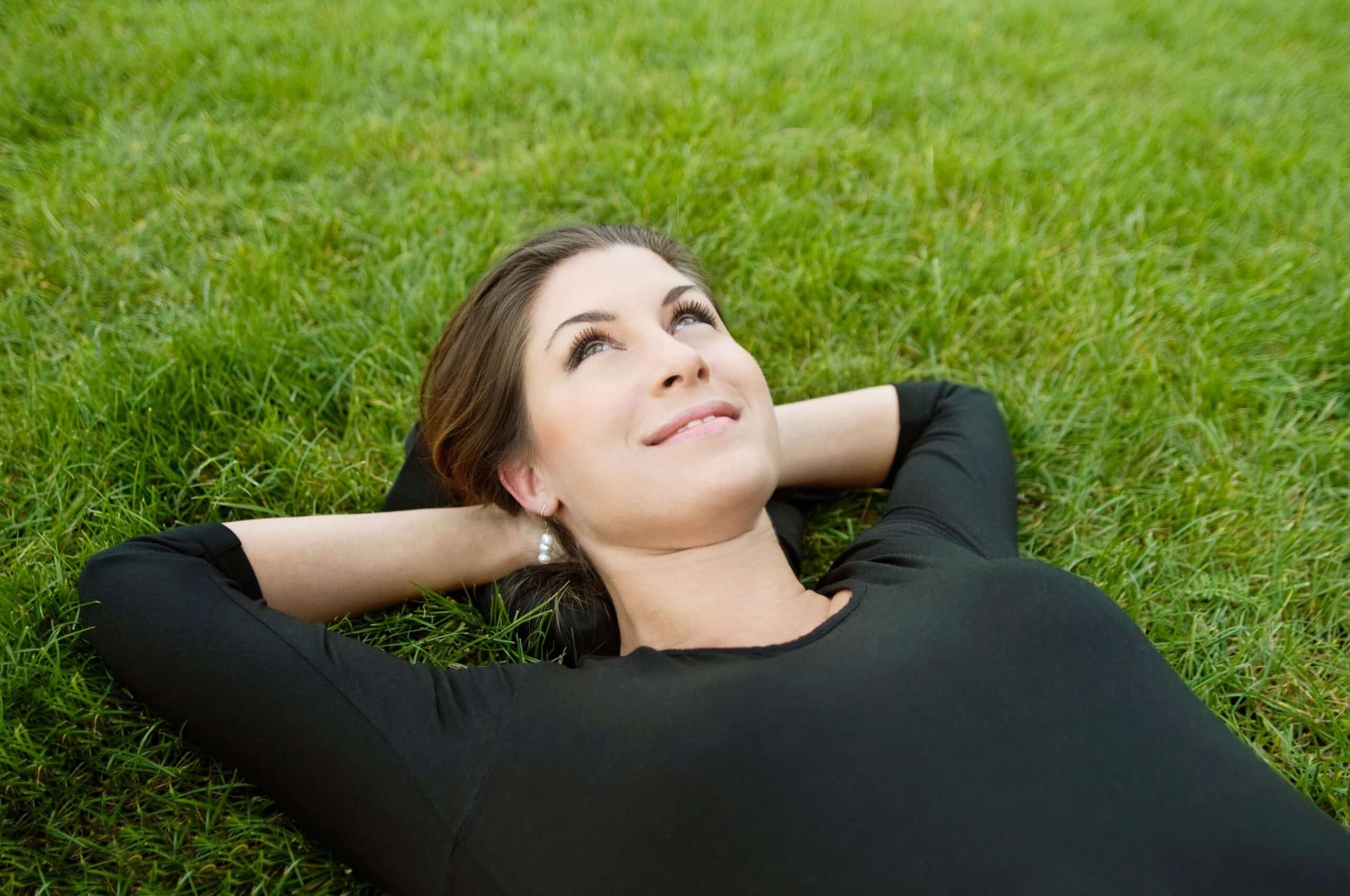 Pauser: Kvinne slapper av i gresset.