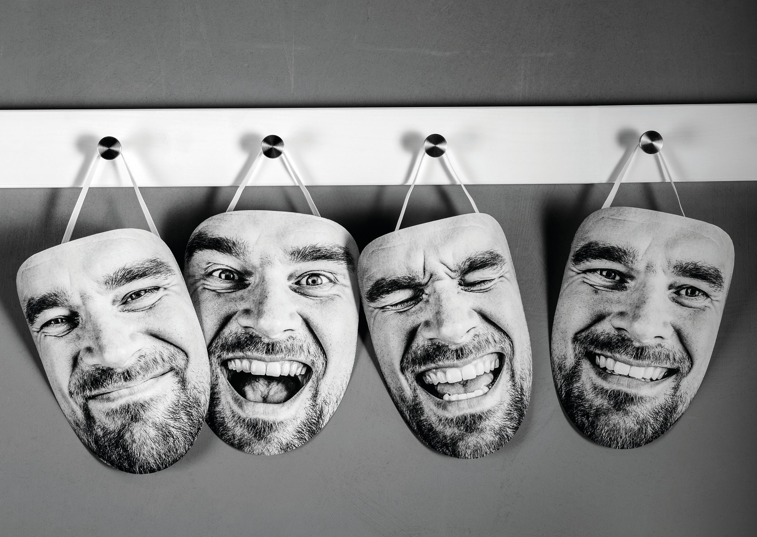 Balanse: Fire masker henger på en knaggrekke.