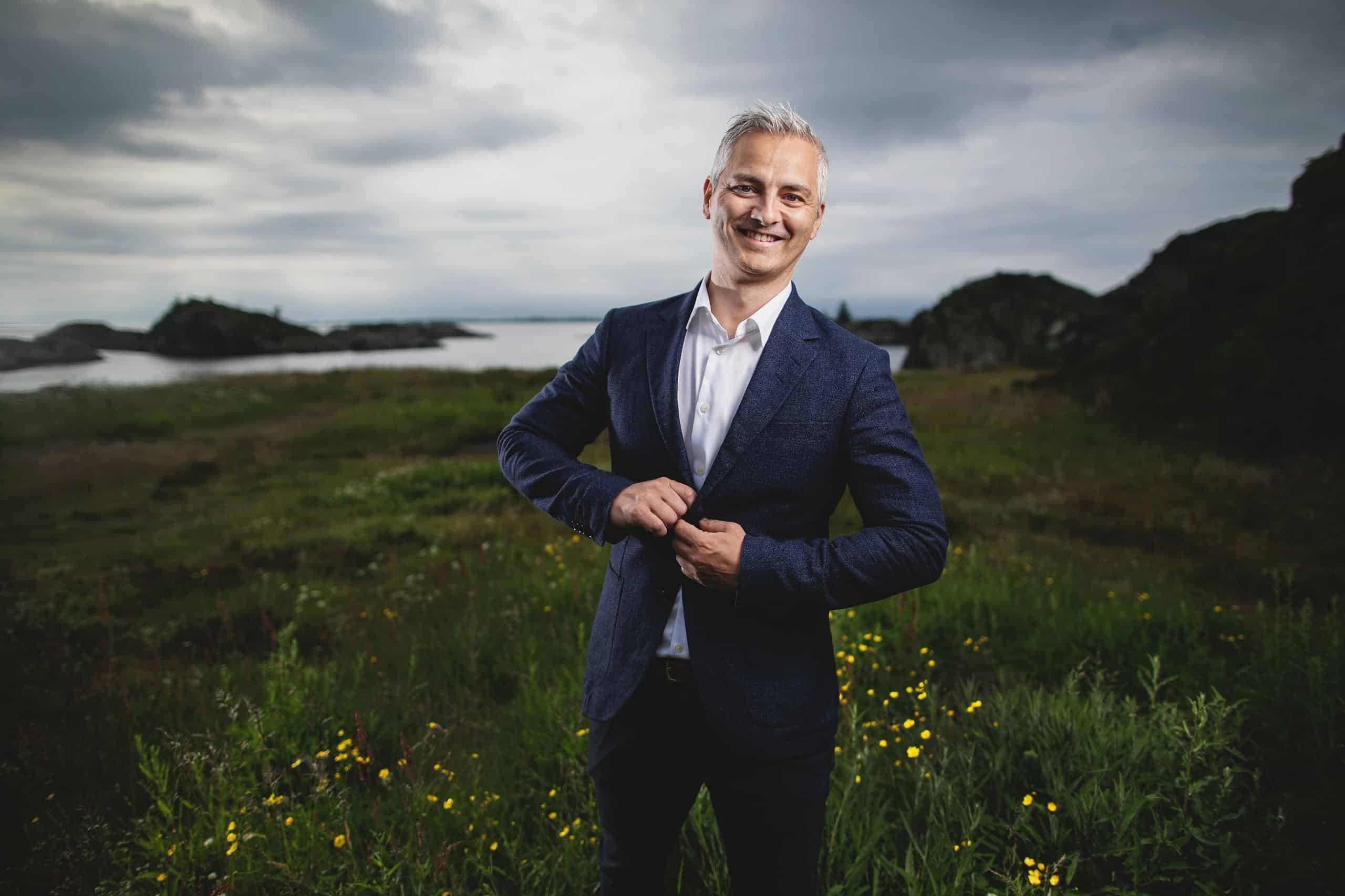 Kroppsspråk: Blid mann med en selvsikker mine står ute i et vakkert landskap .