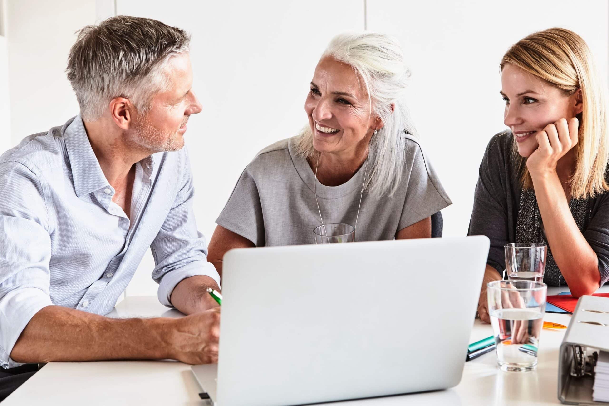 Kurs: Tre kolleger sitter og jobber sammen ved en PC