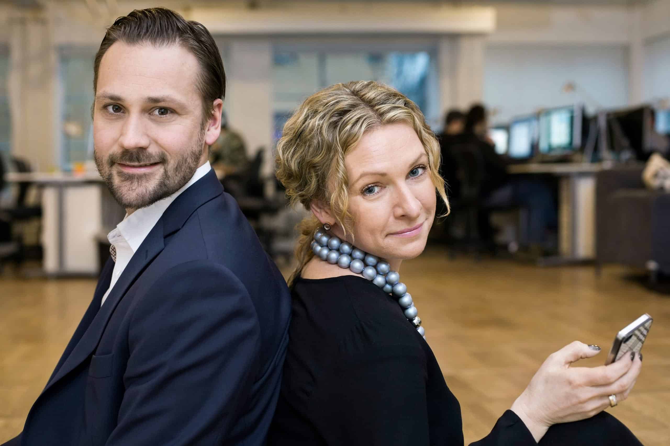 Personligheten: En mann og en kvinne sitter rygg mot rygg og ser i kameraet.