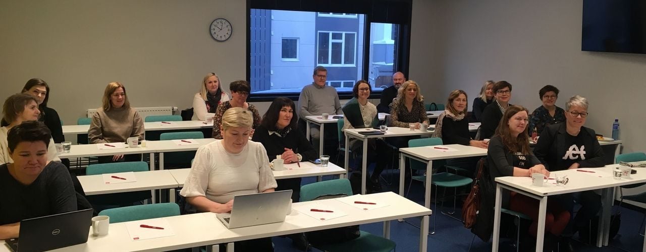 Kursdeltakere sitter og følger med på et kurs